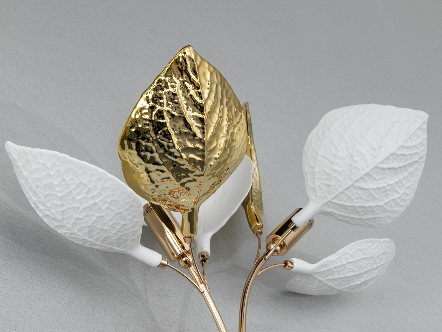 Декоративний світильник з рельєфними золотими листками, ідеальний для акцентного освітлення.