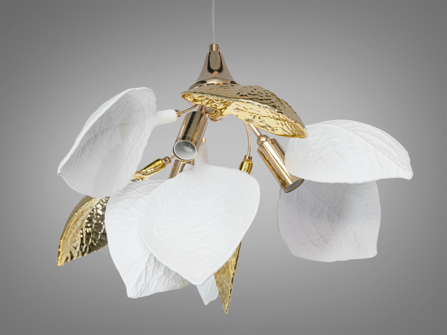 Декоративний світильник з пелюстками, виконаними з текстурованого металу. Підвісний монтаж, підходить для вітальні або спальні.