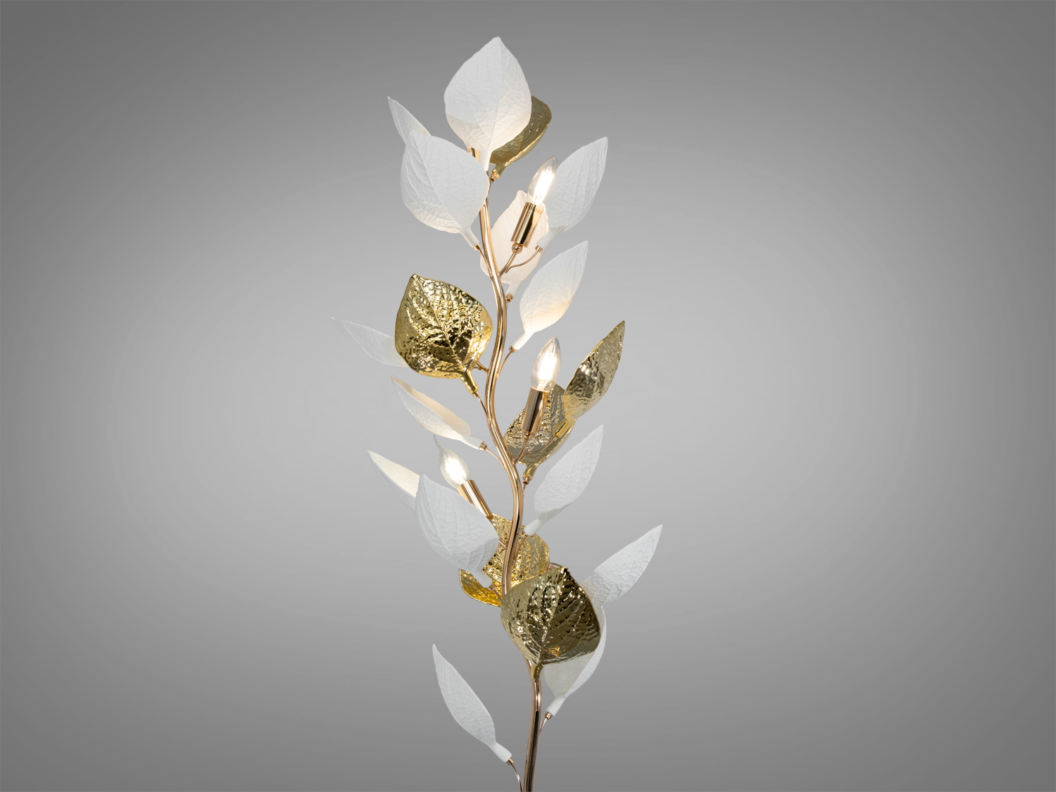 Деталізоване зображення торшера з увімкненими лампочками, що підкреслюють текстуру листя. Чудово підходить для сучасного інтер′єру.