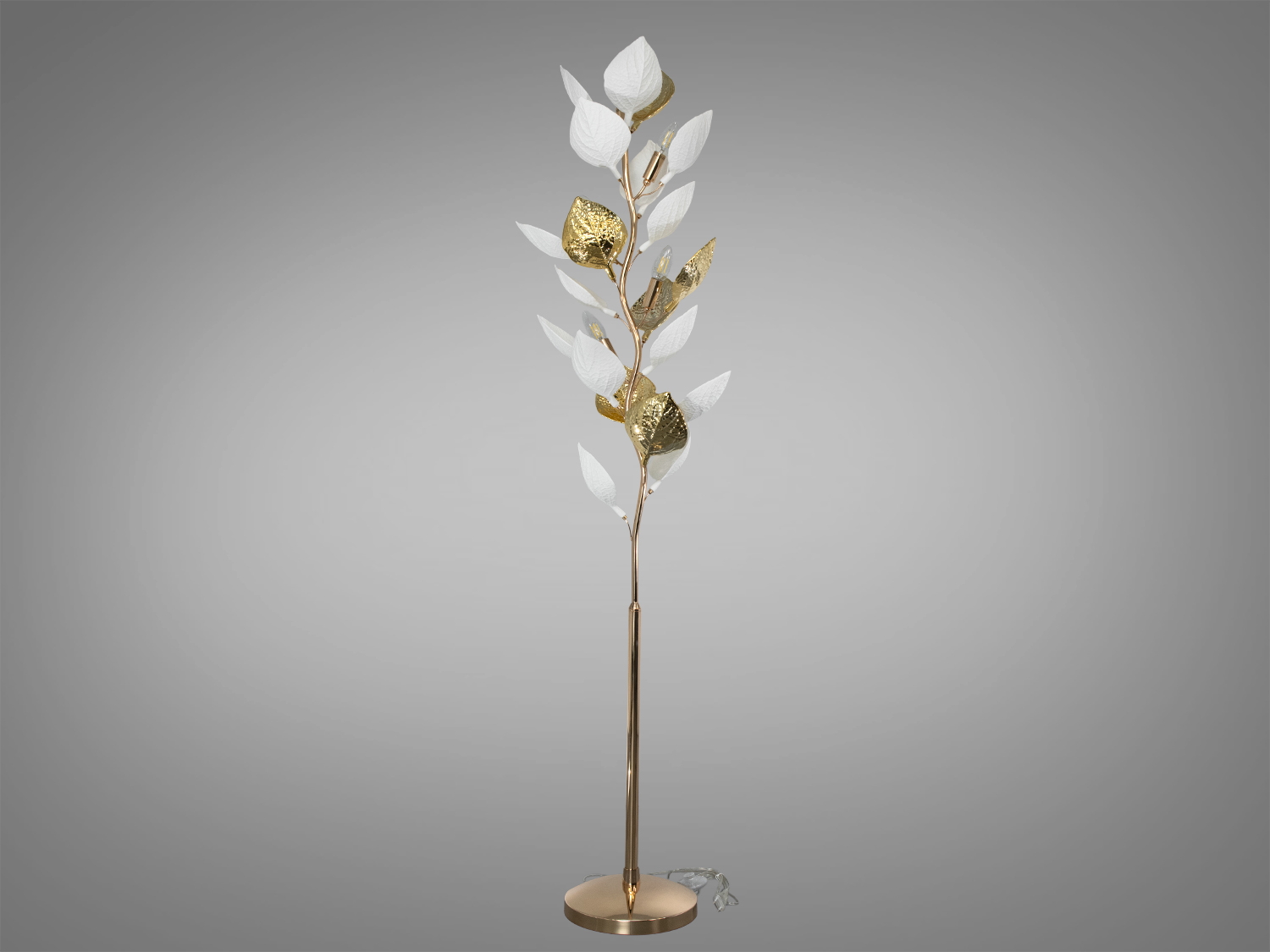 Підлоговий торшер у золоті з керамічними елементами «листя» та 6 лампами. Підкреслює зони відпочинку, поєднує декоративність і функціональність.