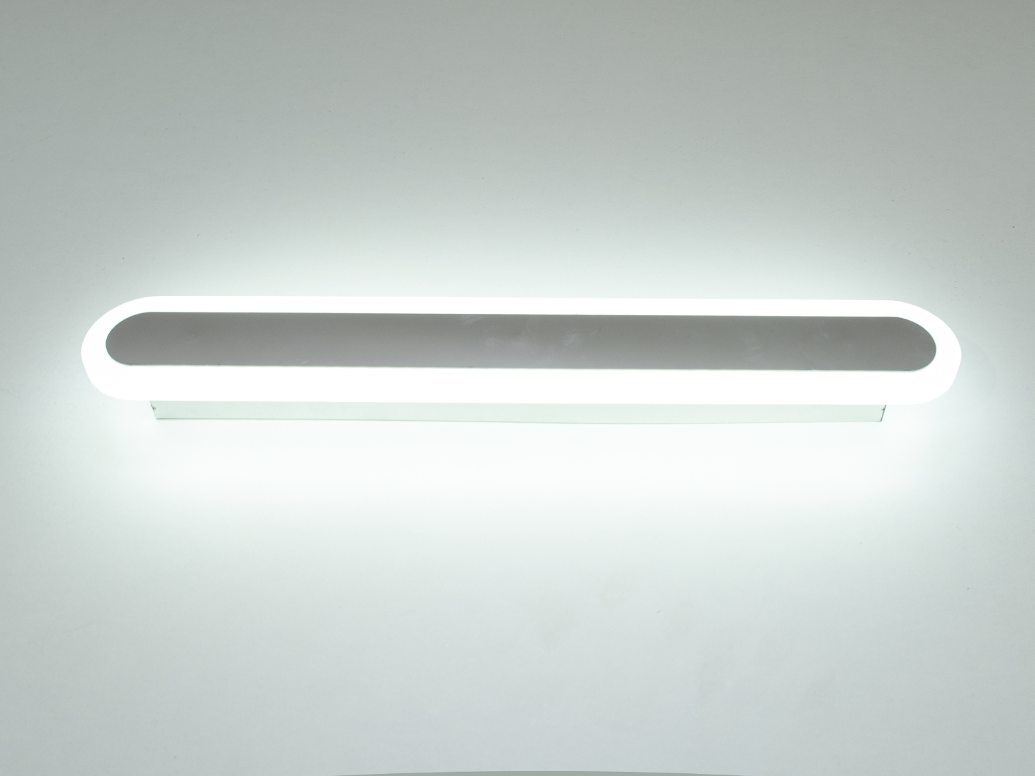 Світлодіодний світильник-бра на 20W відрізняється своєю унікальністю та сучасним дизайном. Він представляє собою елегантну і лаконічну лінію світла, яка ідеально підходить для створення чистого освітлення в будь-якому просторі, будь то спальня або кабінет. Його чисті, прямі лінії і мінімалістична естетика роблять його вишуканим доповненням до сучасного інтер'єру.
Світильник-бра складається з довгої світлодіодної панелі, обрамленої тонкою акриловою обідкою, що надає йому витонченого зовнішнього вигляду. Металева основа світильника має ненав'язливий хромовий матовий колір, що контрастує з яскравістю світлодіодів, створюючи візуальний інтерес і глибину. Відсутність видимих кріплень і кабелів посилює враження легкості та плавності дизайну.
Освітлення від цього світильника не мерехтить, що робить його безпечним для очей і забезпечує комфорт при його використанні протягом тривалого часу. Це особливо важливо, коли світильник використовується в якості додаткового джерела світла в кабінеті або як нічне освітлення в спальні.
Великий термін використання є однією з ключових переваг світлодіодних світильників, і цей бра не є винятком. Його світлодіоди розраховані на довгий термін служби, забезпечуючи надійне та енергоефективне освітлення, що знижує потребу в частій заміні світлодіодної стрічки і допомагає економити витрати на електроенергію.
Світильник-бра може ефективно доповнити будь-який інтер'єр, від класичного до ультрамодерного, додавши стрункість та елегантність своїм обрисам. Його простий, але ефектний дизайн робить його ідеальним варіантом для тих, хто прагне створити спокійну, але стильну атмосферу.
Коли мова заходить про покупку, цей світильник-бра також може бути доступним варіантом для тих, хто шукає якість за розумною ціною. Його вартість і якість роблять його привабливим вибором для широкого кола покупців, що шукають не лише функціональність, але й дизайнерську цінність у своїх освітлювальних рішеннях.
У підсумку, цей світлодіодний бра не просто освітлює простір, він приносить в нього стиль та досконалість, роблячи кожну стіну полотном для вираження сучасного мистецтва освітлення.