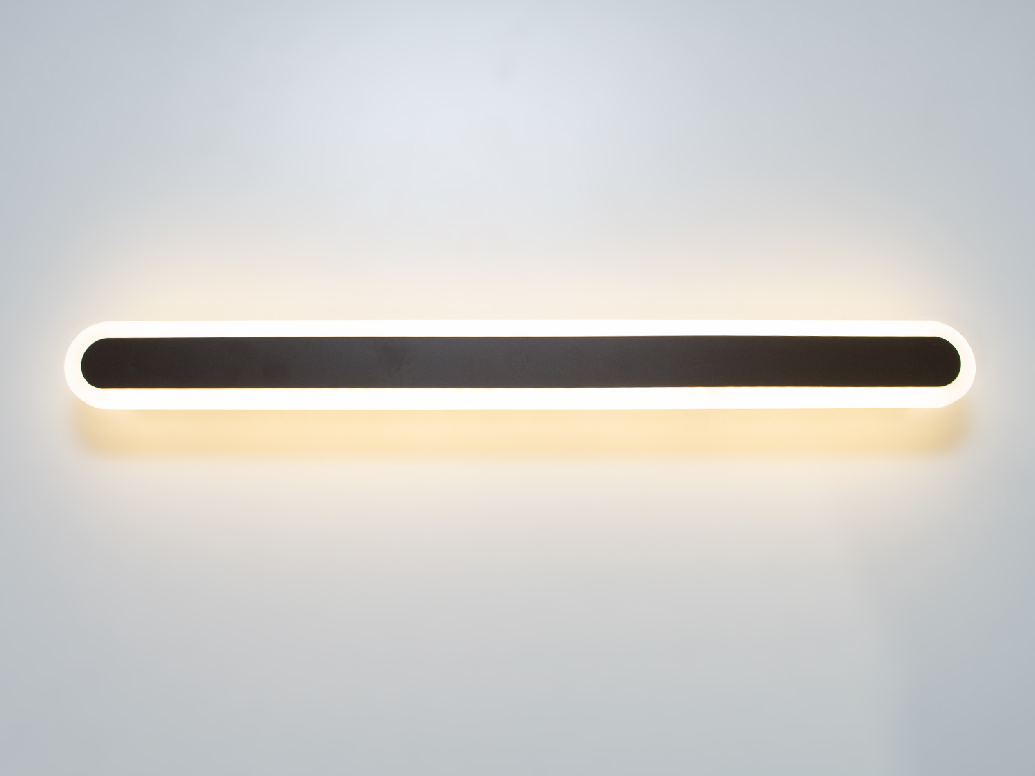 Світлодіодний світильник-бра на 30W відрізняється своєю унікальністю та сучасним дизайном. Він представляє собою елегантну і лаконічну лінію світла, яка ідеально підходить для створення чистого освітлення в будь-якому просторі, будь то спальня або кабінет. Його чисті, прямі лінії і мінімалістична естетика роблять його вишуканим доповненням до сучасного інтер'єру.
Світильник-бра складається з довгої світлодіодної панелі, обрамленої тонкою акриловою обідкою, що надає йому витонченого зовнішнього вигляду. Металева основа світильника має ненав'язливий чорний матовий колір, що контрастує з яскравістю світлодіодів, створюючи візуальний інтерес і глибину. Відсутність видимих кріплень і кабелів посилює враження легкості та плавності дизайну.
Освітлення від цього світильника не мерехтить, що робить його безпечним для очей і забезпечує комфорт при його використанні протягом тривалого часу. Це особливо важливо, коли світильник використовується в якості додаткового джерела світла в кабінеті або як нічне освітлення в спальні.
Великий термін використання є однією з ключових переваг світлодіодних світильників, і цей бра не є винятком. Його світлодіоди розраховані на довгий термін служби, забезпечуючи надійне та енергоефективне освітлення, що знижує потребу в частій заміні світлодіодної стрічки і допомагає економити витрати на електроенергію.
Світильник-бра може ефективно доповнити будь-який інтер'єр, від класичного до ультрамодерного, додавши стрункість та елегантність своїм обрисам. Його простий, але ефектний дизайн робить його ідеальним варіантом для тих, хто прагне створити спокійну, але стильну атмосферу.
Коли мова заходить про покупку, цей світильник-бра також може бути доступним варіантом для тих, хто шукає якість за розумною ціною. Його вартість і якість роблять його привабливим вибором для широкого кола покупців, що шукають не лише функціональність, але й дизайнерську цінність у своїх освітлювальних рішеннях.
У підсумку, цей світлодіодний бра не просто освітлює простір, він приносить в нього стиль та досконалість, роблячи кожну стіну полотном для вираження сучасного мистецтва освітлення.
