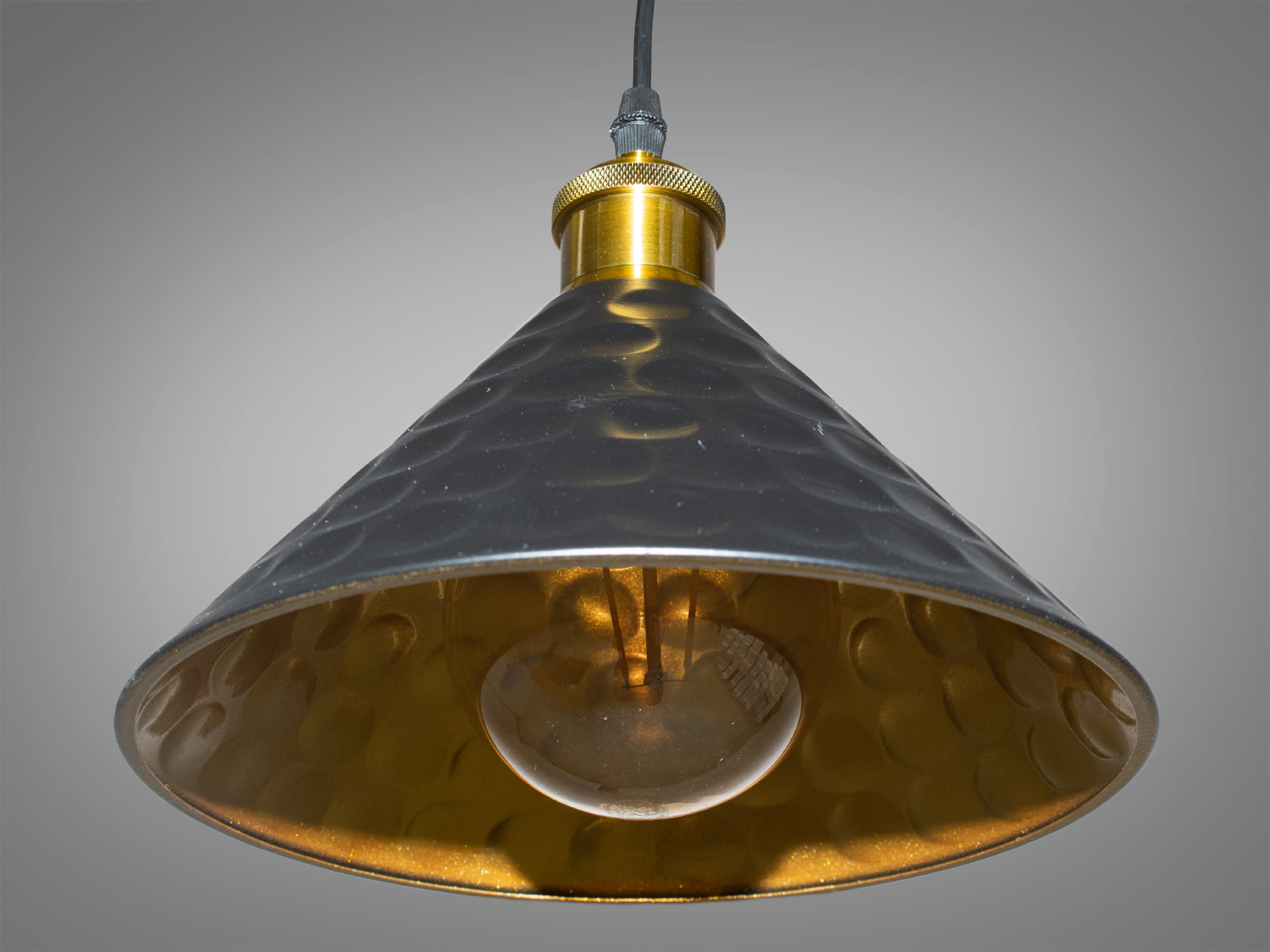 Світильник-підвіс в стилі лофт, який ідеально підходить під лампочку Едісона, об'єднує  у собі вишуканість  та  індустріальний шарм. Його дизайн підкреслює автентичність та теплоту лампочки Едісона, створюючи унікальний елемент декору та освітлення.
Характеристики світильника:
Лампа Едісона як центральний елемент: Спеціально розроблений дизайн, що виділяє та підкреслює лампу Едісона як центральний елемент світильника. Застосування лампи Едісона з декоративними нитками або нестандартною формою додає виробу вишуканості та тепла. Лампочка Едісона надає приємне приглушене світло, створюючи тепло та затишну атмосферу в місці розташування світильника.
Матеріали з індустріальним виглядом: Використовуються металеві або чорні матеріали, що надають індустріальний шарм та вишуканість. Мінімалізм цього світильника підкреслить вашу індивідуальність і відчуття стилю. Металеві елементи можуть мати сліди старіння, підряпини чи інші недоліки, що є характерними для стилю лофт та надають світильнику виразний вигляд.
Лофтовий дизайн: З підвісом у вигляді ланцюга чи троса, грубими металевими деталями та відкритим дизайном, що додає стиль лофту. Стиль «Лофт» зараз дуже популярний, його люблять як творчі особистості, так і вельми практичні люди, які віддають перевагу комфорту і простоті в інтер'єрі. Світильники в стилі «лофт» ідеально впишуться в сучасні будинки, квартири, кафе, арт-простори, коворкінги, квеструми.
Підвісний світильник ідеально поєднується з іншими індустріальними деталями, такими як відкриті труби, цегла або металеві стільниці.
Можливість регулювання висоти: Дозволяє легко адаптувати світильник до різних просторових умов.
Сфери використання:
Ресторани та кафе: Створює тепло та затишне освітлення, ідеально підходить для створення атмосфери в зонах обіду або бару.
Житлові приміщення: Виглядає чудово у вітальнях, кухнях чи спальнях, додаючи індустріальний акцент до інтер'єру.
Магазини та виставкові зони: Створює стильний вигляд для приміщень, де важливий дизайн та видиму привабливість. Вигідно підкреслює стильні товари або предмети мистецтва, надаючи їм індивідуальний вигляд.
Фото- та відеостудії: Забезпечує освітлення з характером для створення унікальних фото чи відеоматеріалів.
Цей світильник-підвіс у стилі лофт з лампочкою Едісона створює особливу атмосферу, де тепло та стиль індустріального дизайну взаємодіють, надаючи приміщенню унікальний і вишуканий вигляд.
Лампа в комплект не входить.