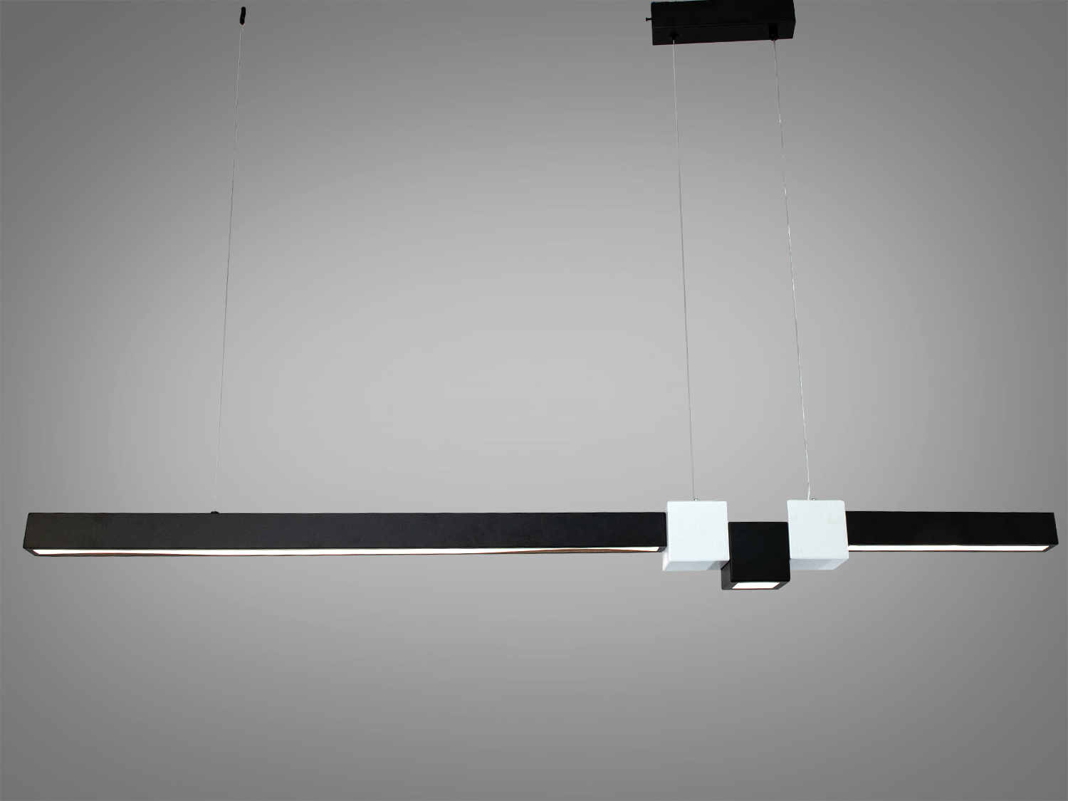 Підвісний світильник з лінійним дизайном, чорний корпус, білий акцент. Підходить для сучасних інтер′єрів, забезпечує рівномірне освітлення.