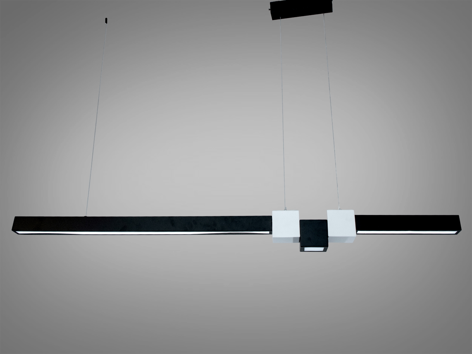 Лінійний світильник з підвісним монтажем, чорний з білими елементами. Ідеально для офісних приміщень, створює комфортне освітлення.
