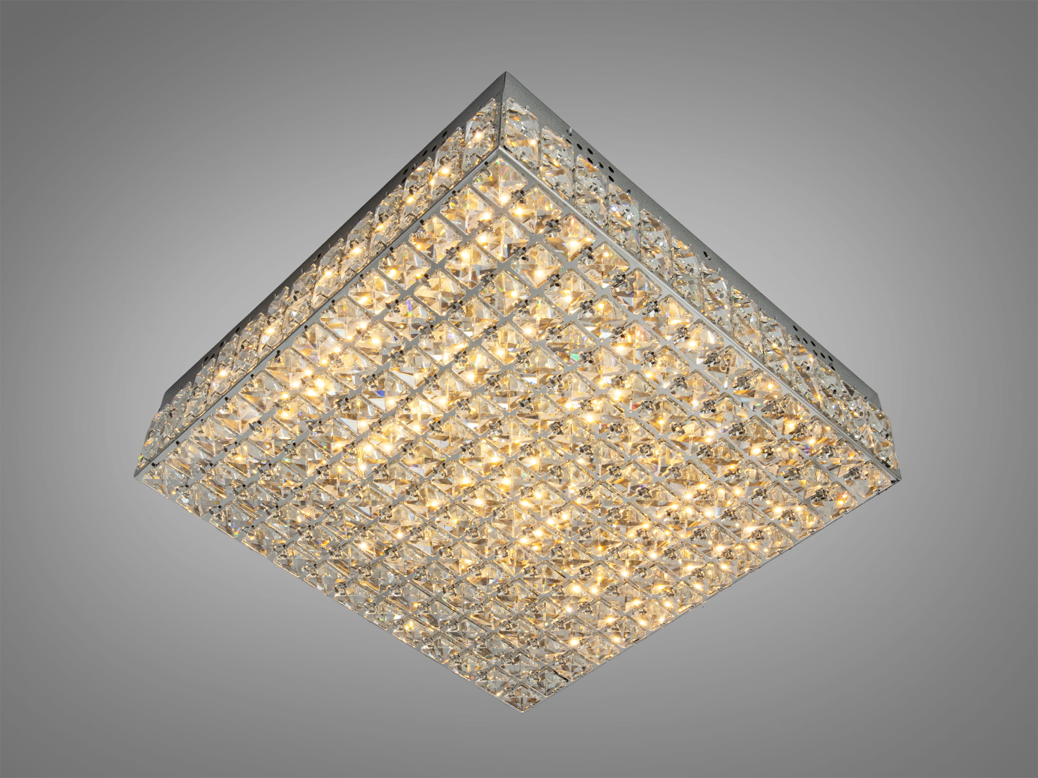 Квадратний світильник з кристалами, створює тепле освітлення, підходить для сучасного інтер′єру.
