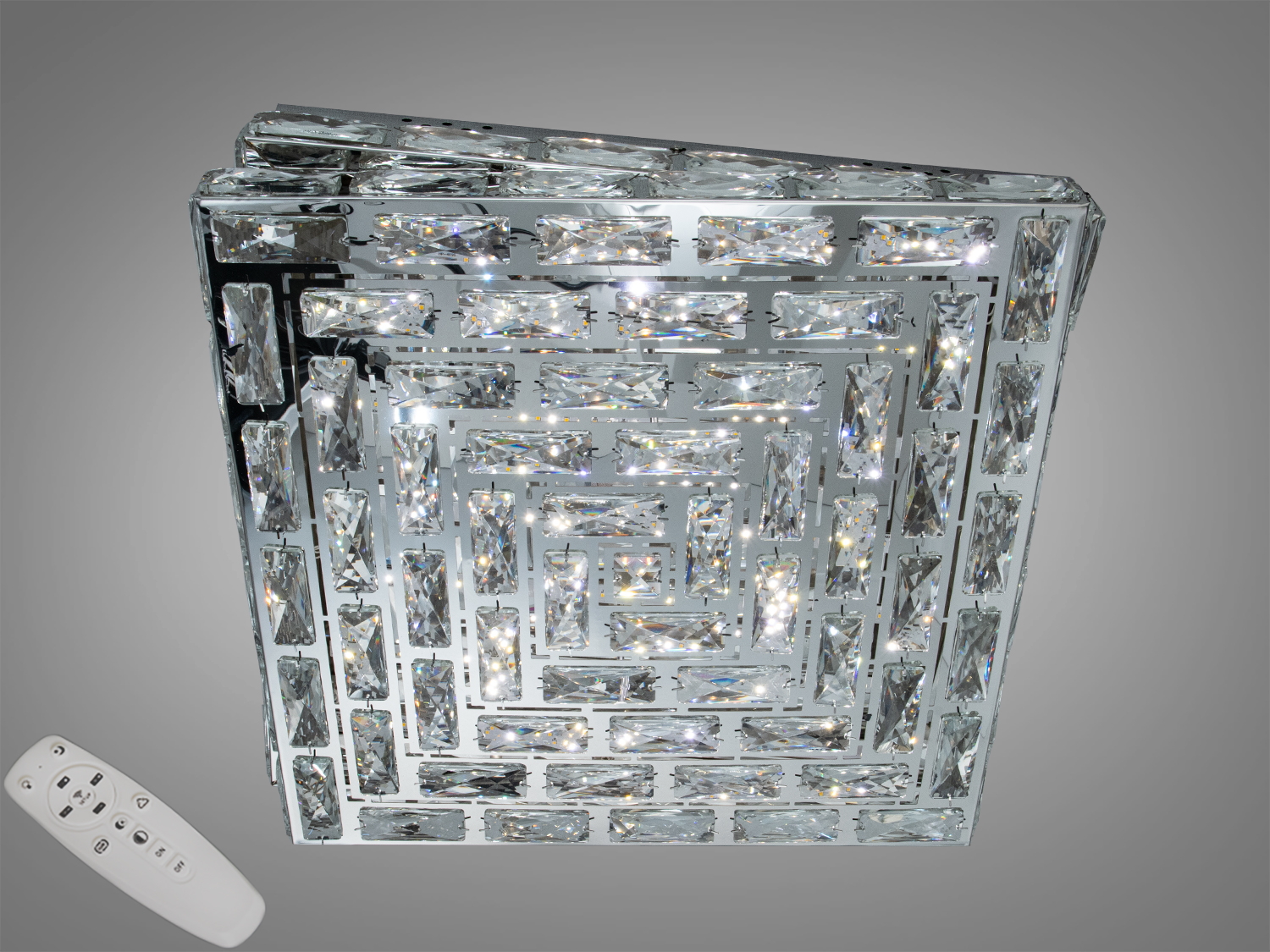 Світильник квадратної форми з кристалами, оснащений дистанційним керуванням, ідеально підходить для сучасного інтер′єру.
