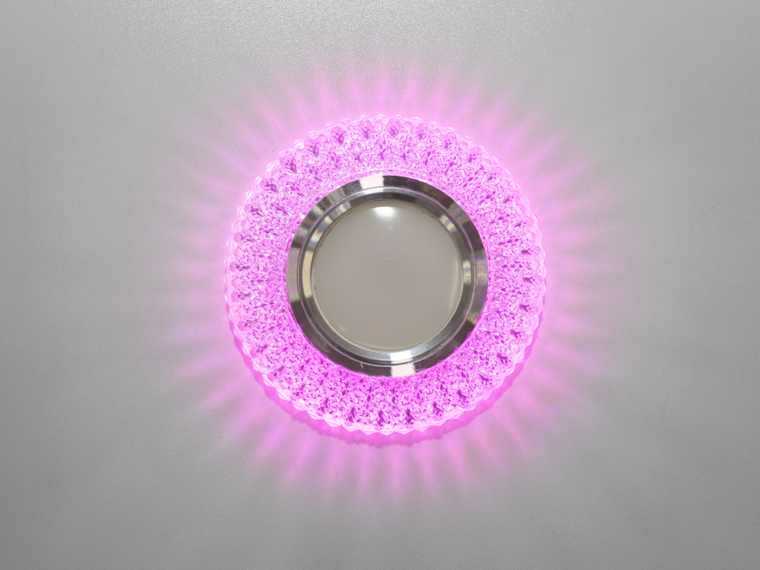 Точковий світильник з LED підсвічуванням є останнім криком моди від ТМ «Діаша», перетворюючи звичайне освітлення на чарівне дійство світла та тіней. Цей світильник не просто освітлює простір, він дарує йому життя і динаміку, завдяки своєму унікальному дизайну та м'якому світловому відблиску.
Витончені акрилові 