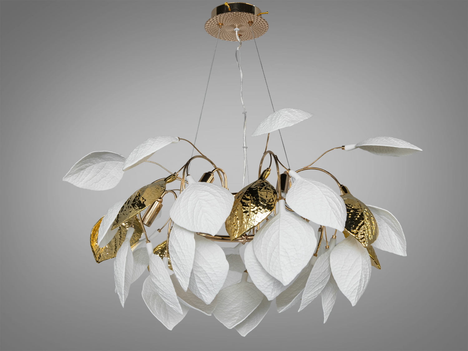 Підвісний світильник з білими та золотими листками, що імітують природну форму. Виготовлений із металу, підходить для сучасного інтер′єру.