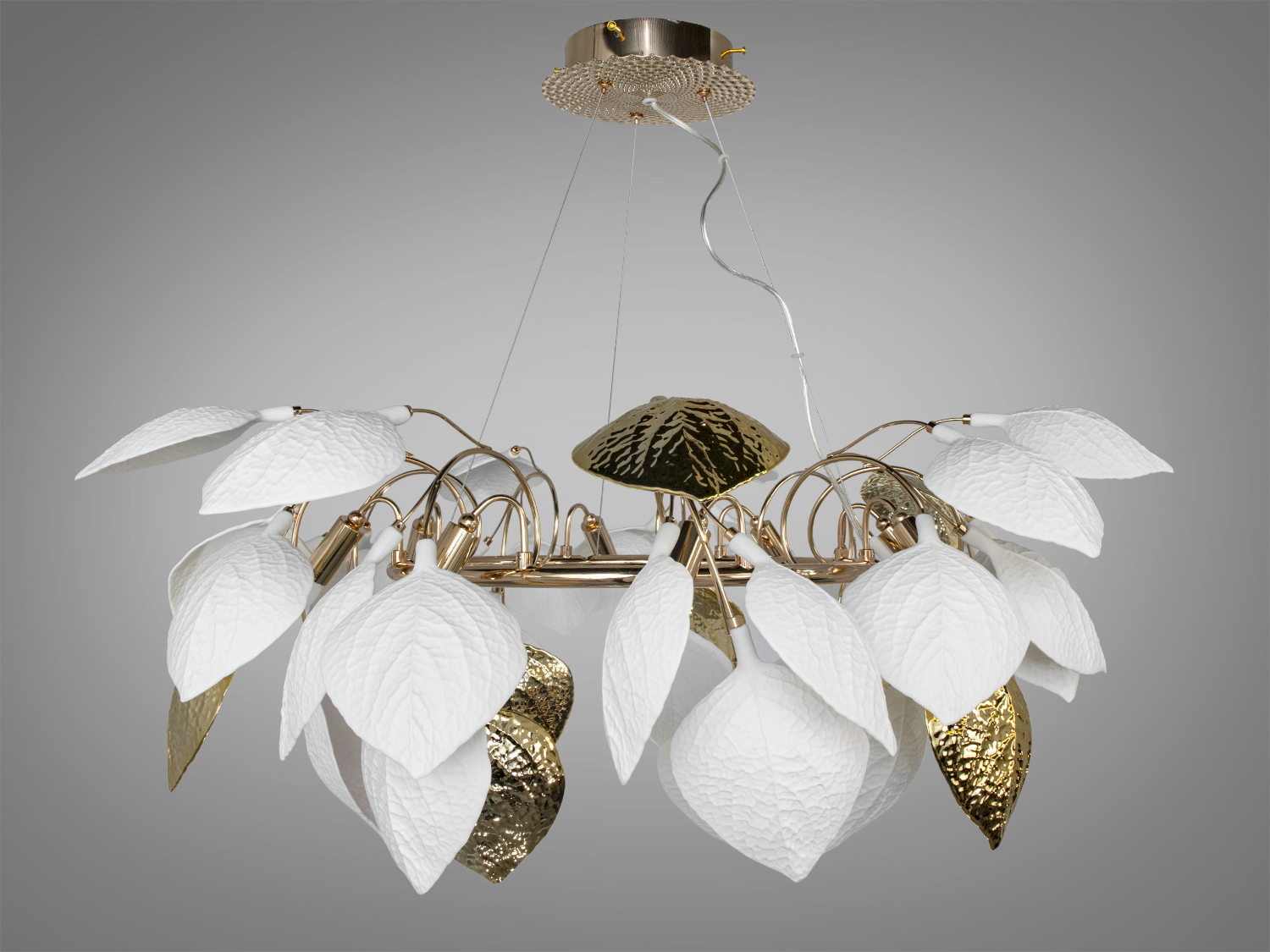 Підвісна люстра з білими та золотими листками, що нагадують природні форми. Виготовлена з металу, підходить для вітальні.