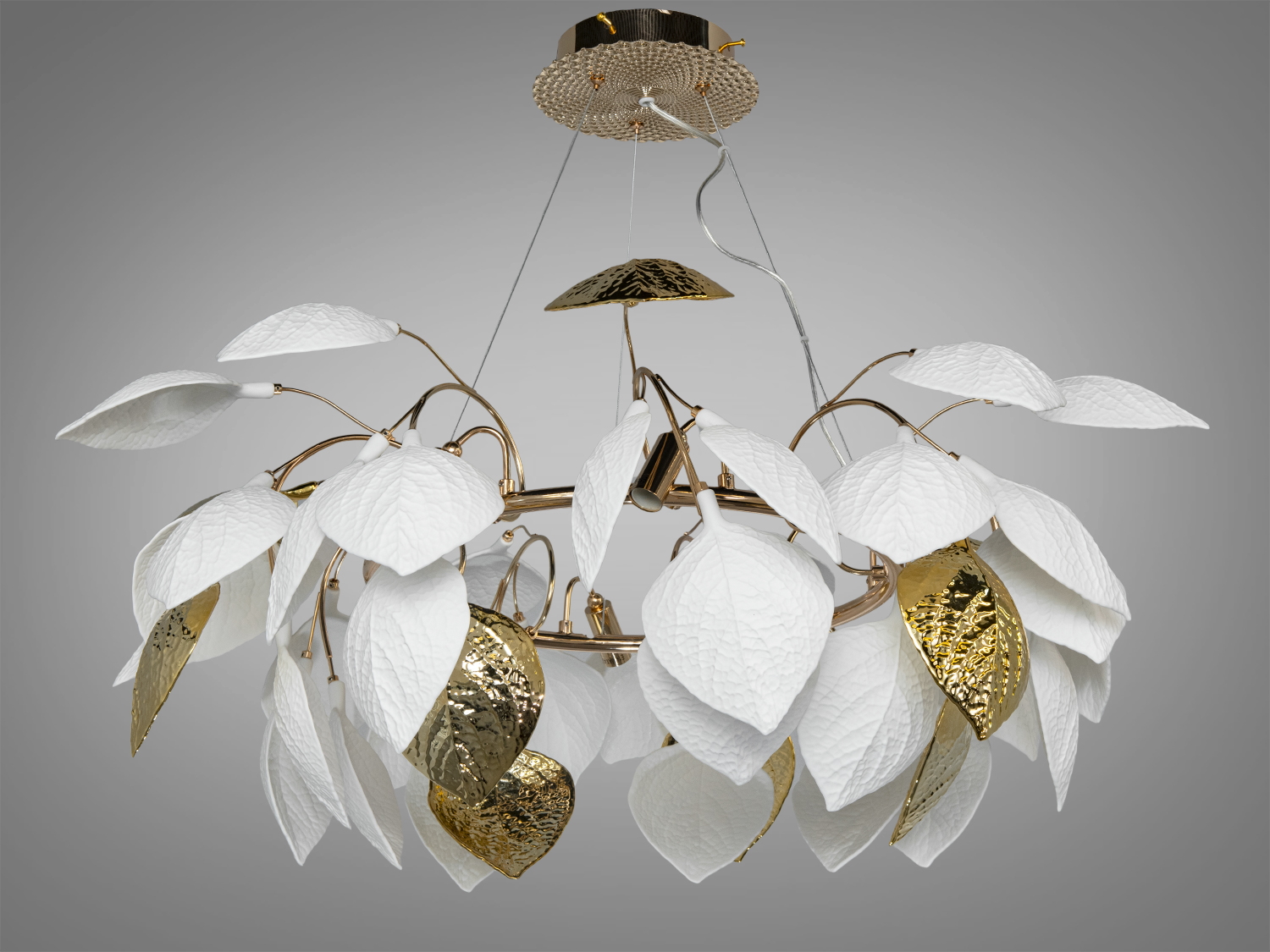Підвісна люстра з металевим каркасом, білими та золотими листками. Елегантний дизайн, підходить для просторих приміщень.