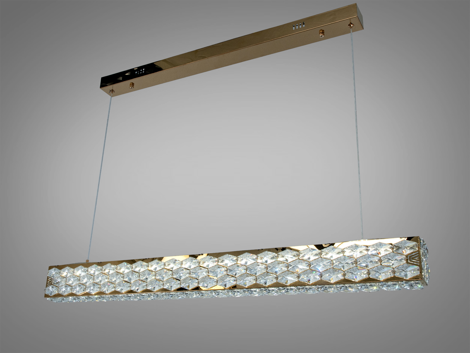 Кристалічний підвісний світильник з металевою основою, ідеальний для освітлення вітальні або їдальні, створює елегантну атмосферу.