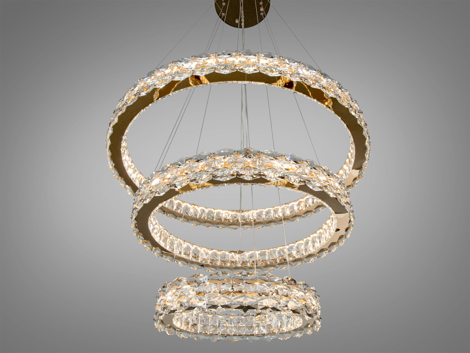 Три кільця з кришталю в підвісній люстрі створюють ефектний стильний вигляд, ідеальний для сучасного інтер′єру.