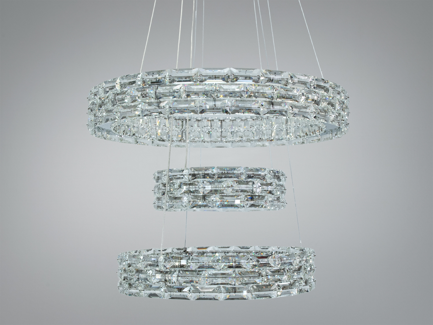 Підвісна люстра з трьома кришталевими кільцями, регульована висота, підходить для високих стель.
