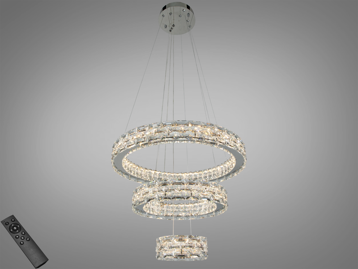 Підвісна люстра з трьома кільцями, оснащена пультом дистанційного керування. Скляні елементи підкреслюють сучасний стиль освітлення.