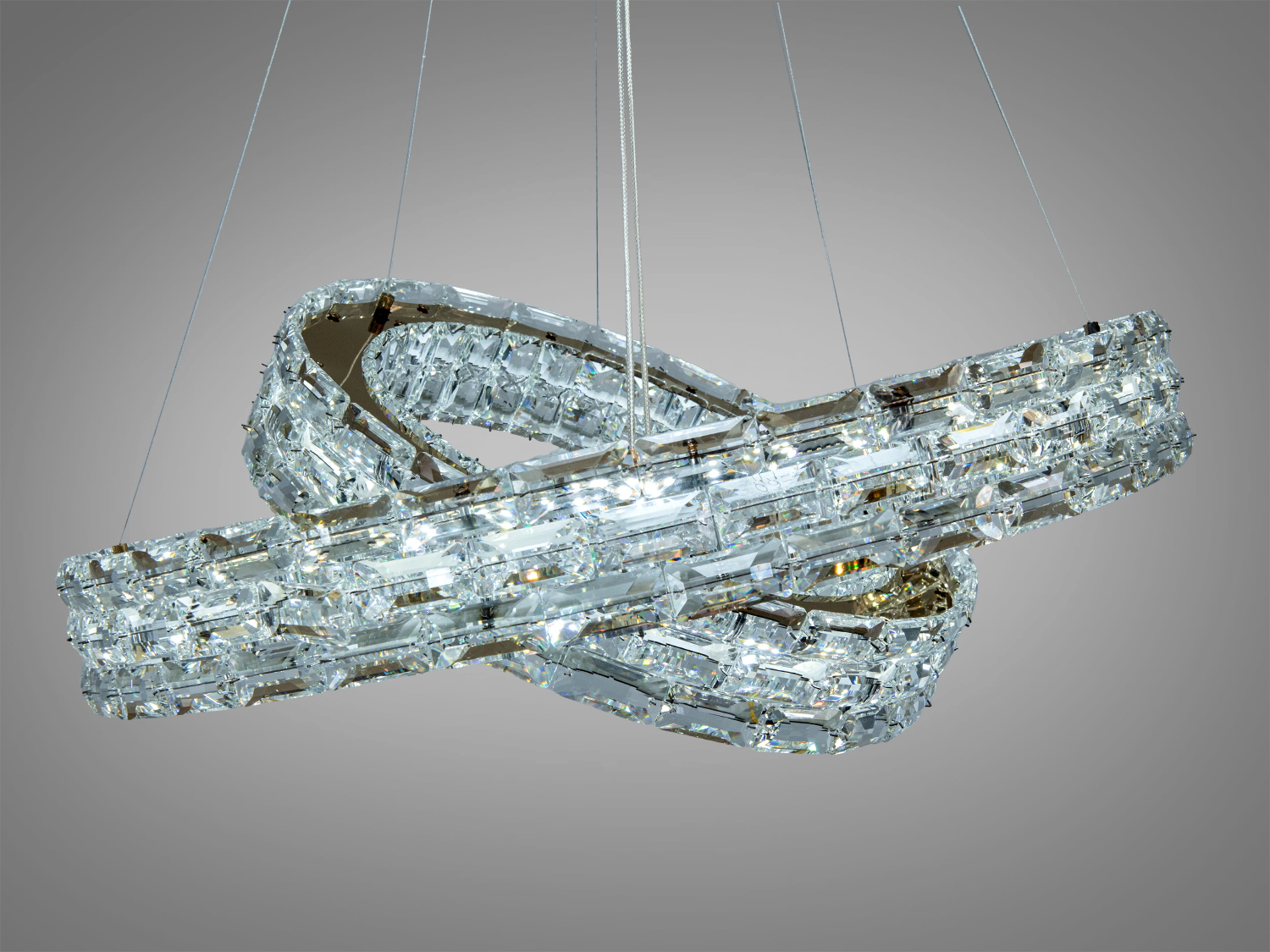 Люстра з кристалами, підвішена на тонких тросах. Створює яскраве освітлення, підходить для вітальні або їдальні.