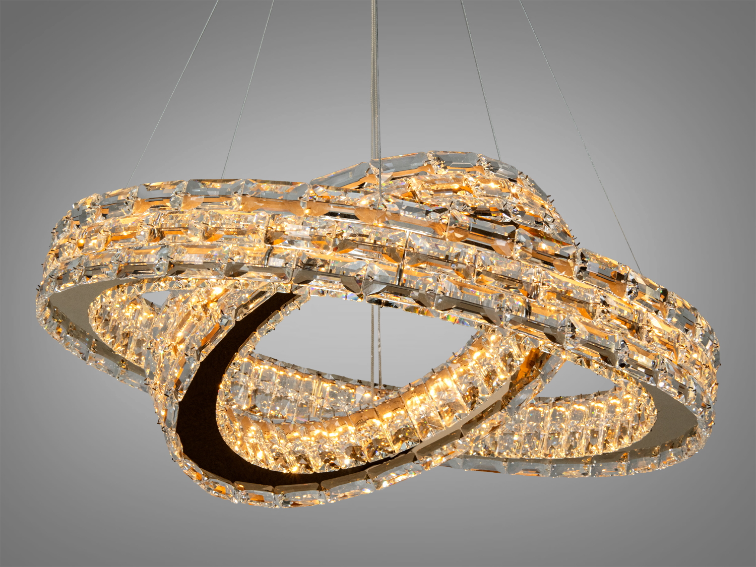 Кристалічна люстра з теплим світлом, підвішена на тросах. Ідеальна для створення затишної атмосфери в будь-якому просторі.