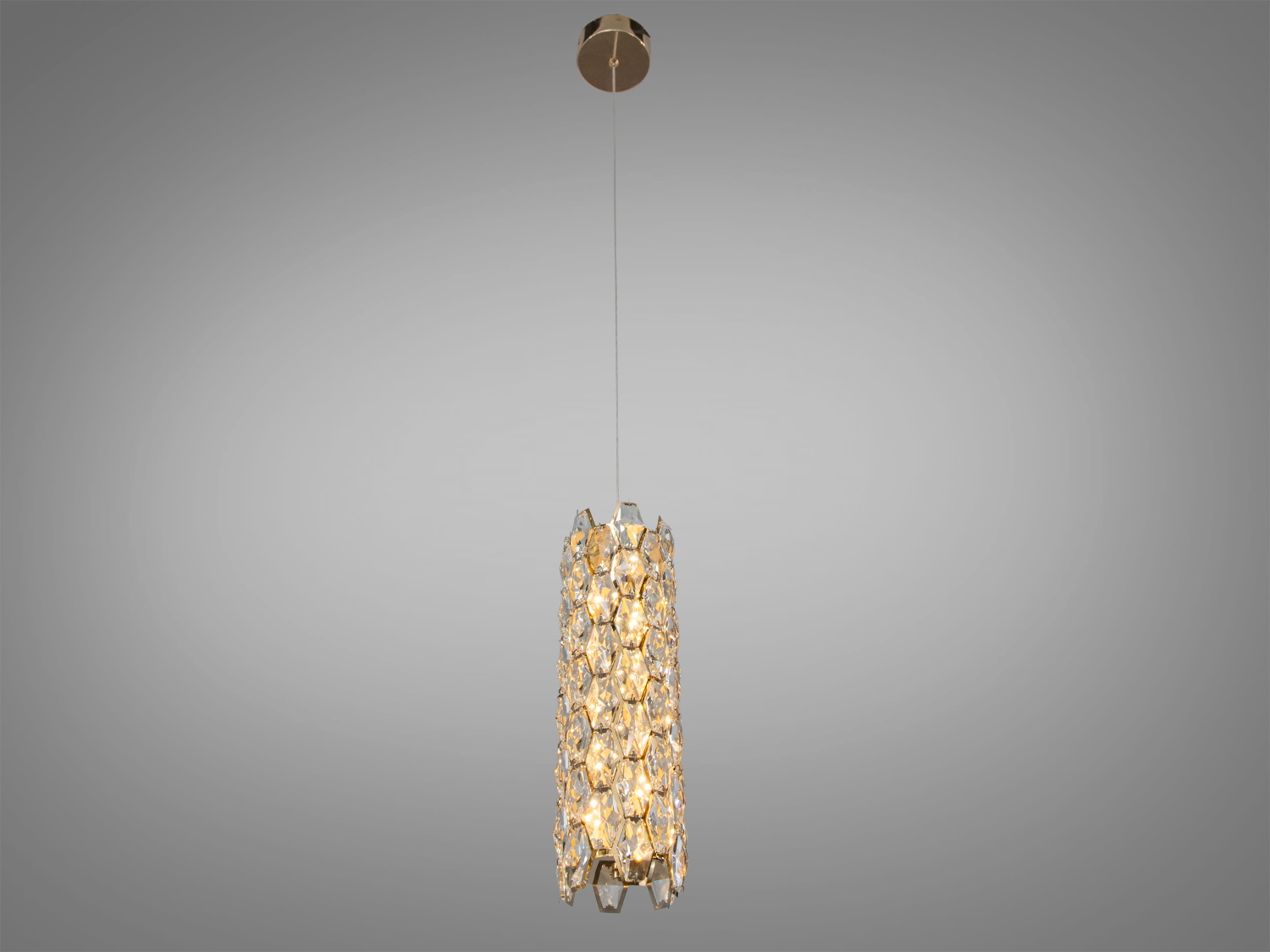 Підвісний світильник з теплим внутрішнім освітленням, кришталеві елементи створюють м′яке сяйво, підходить для вітальні.