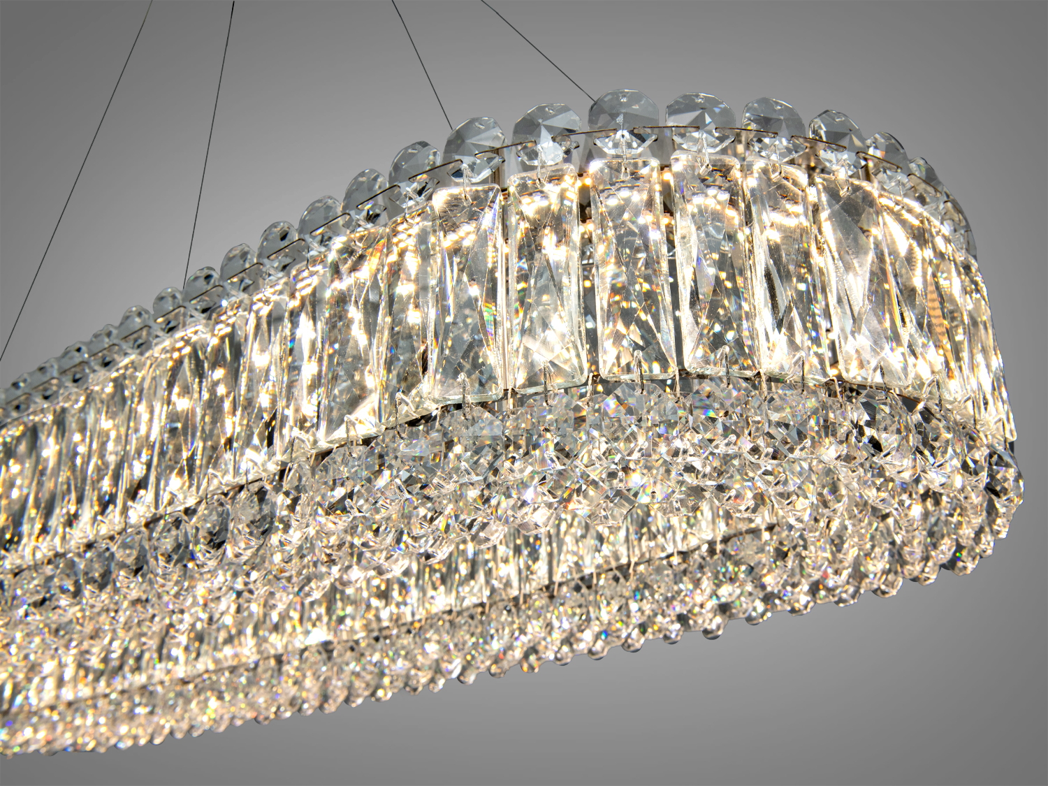 Детальний вигляд кришталевої люстри з багатошаровим дизайном. Підходить для просторих приміщень з високими стелями.