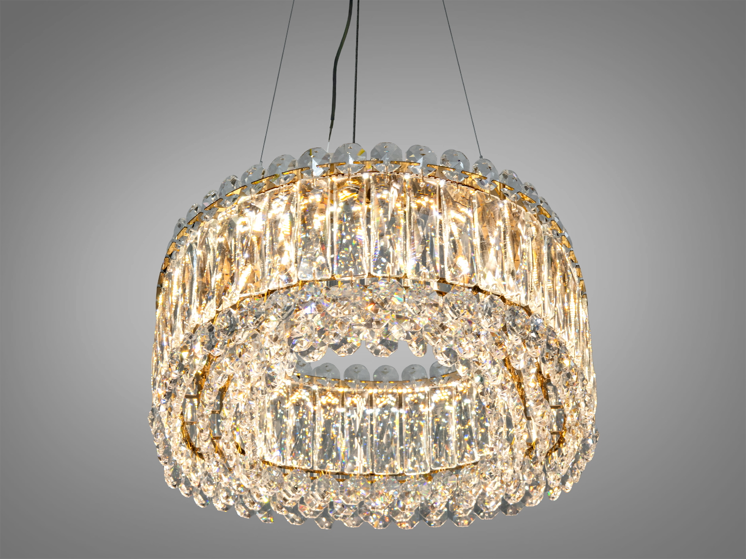 Підвісна люстра з двома рядами кришталевих елементів, що створюють яскраве освітлення. Ідеально підходить для вітальні.