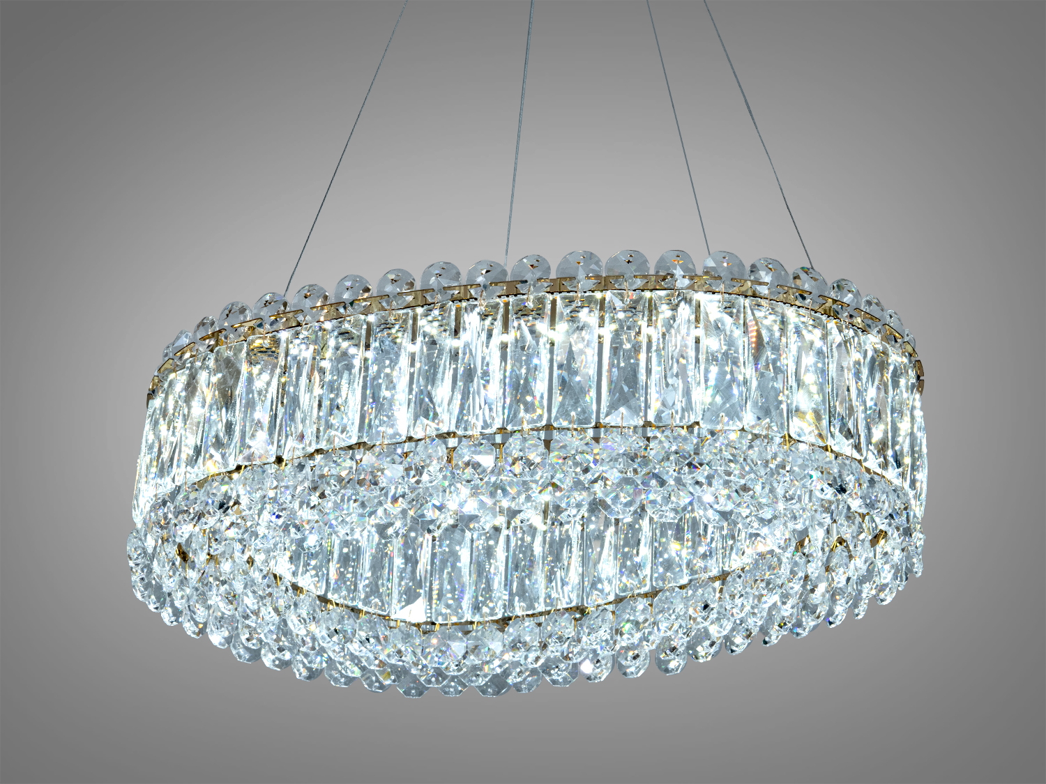 Овальна люстра з кришталевими підвісками, що підходить для монтажу в просторих приміщеннях. Забезпечує рівномірне освітлення.