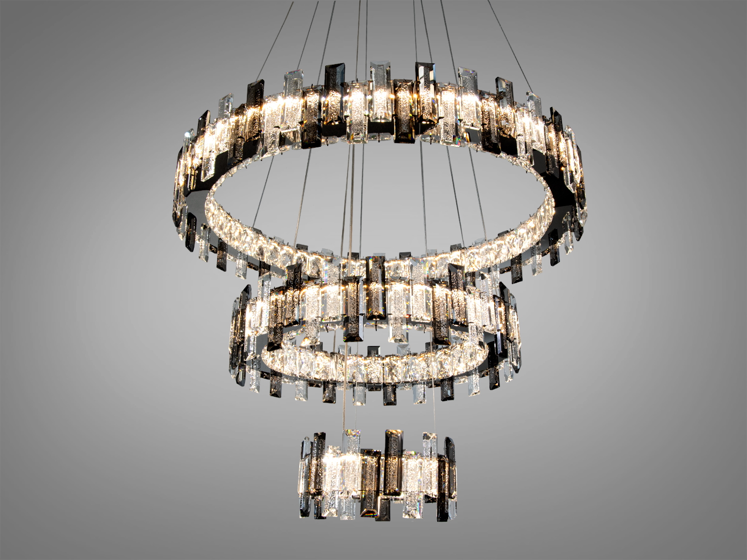 Люстра з трьома рівнями, що підвішена на тонких дротах, створює ефектний сучасний вигляд у просторі.