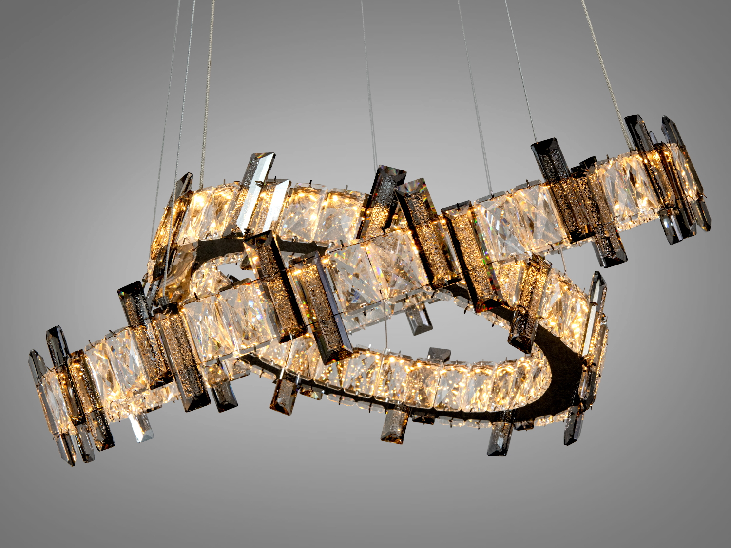 Люстра з кристалами, що підвішена на тонких дротах, створює ефектний візуальний акцент. Ідеальна для вітальні або їдальні.