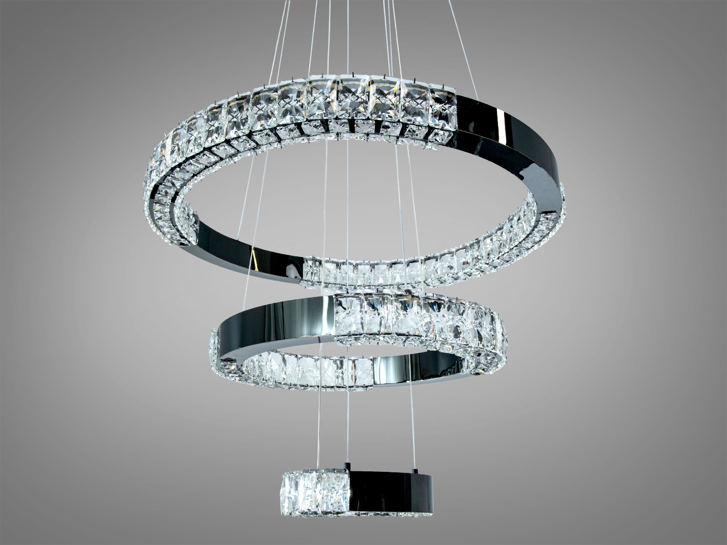 Дизайнерська люстра з кристалами, що відбивають світло. Підходить для монтажу в просторих приміщеннях.