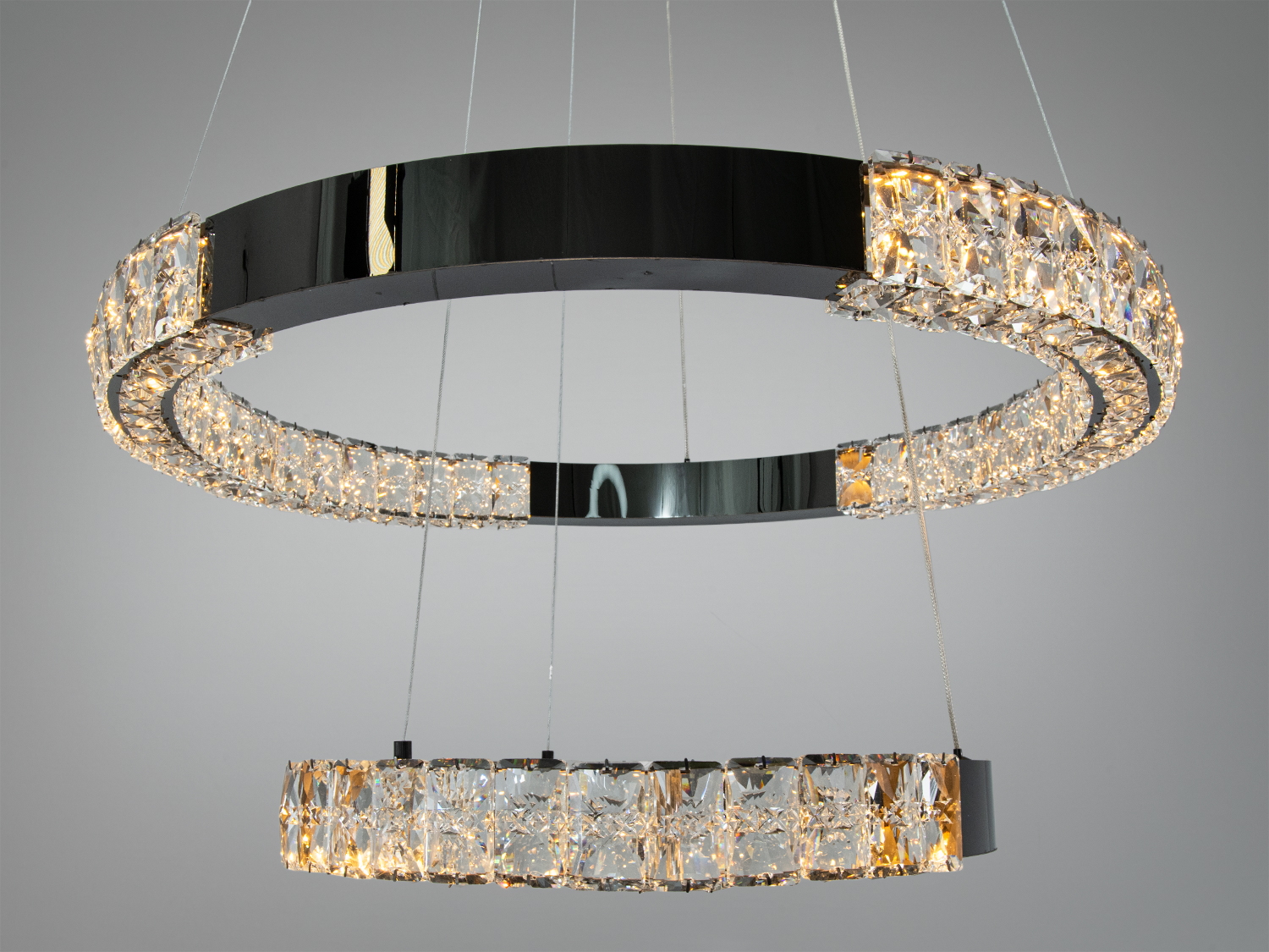 Дизайнерська люстра з кристалами, що відбивають світло. Підходить для монтажу в просторих приміщеннях.