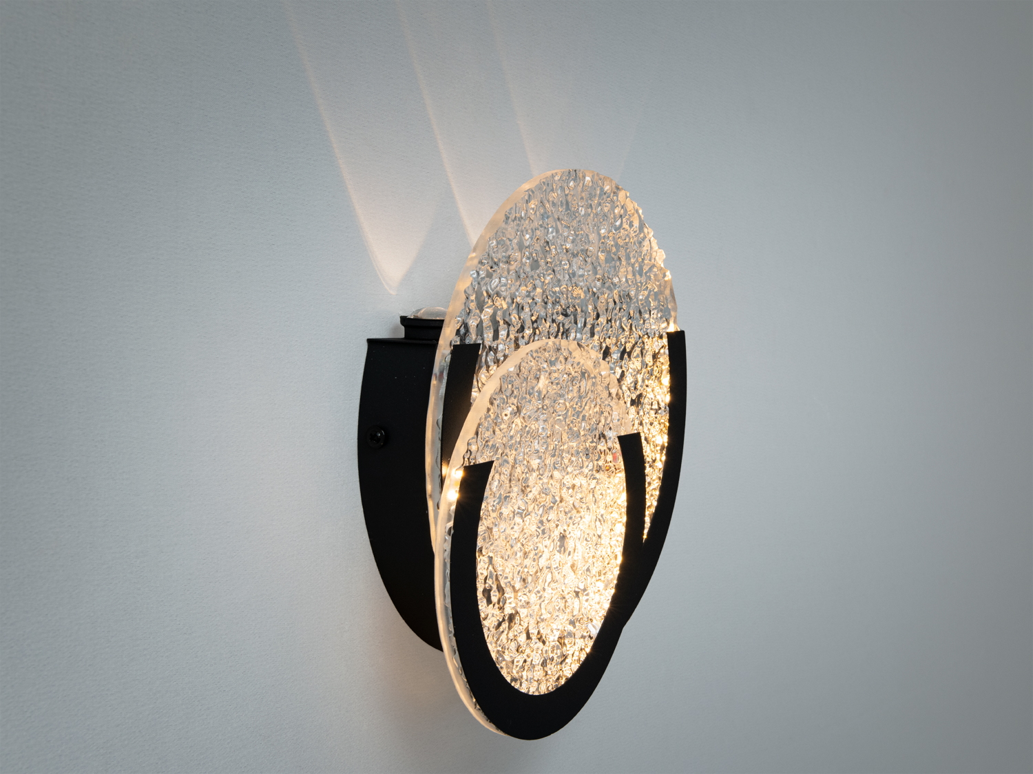 Бра з прозорого скла з металевими елементами, що забезпечує ефектне освітлення. Ідеально підходить для вітальні.