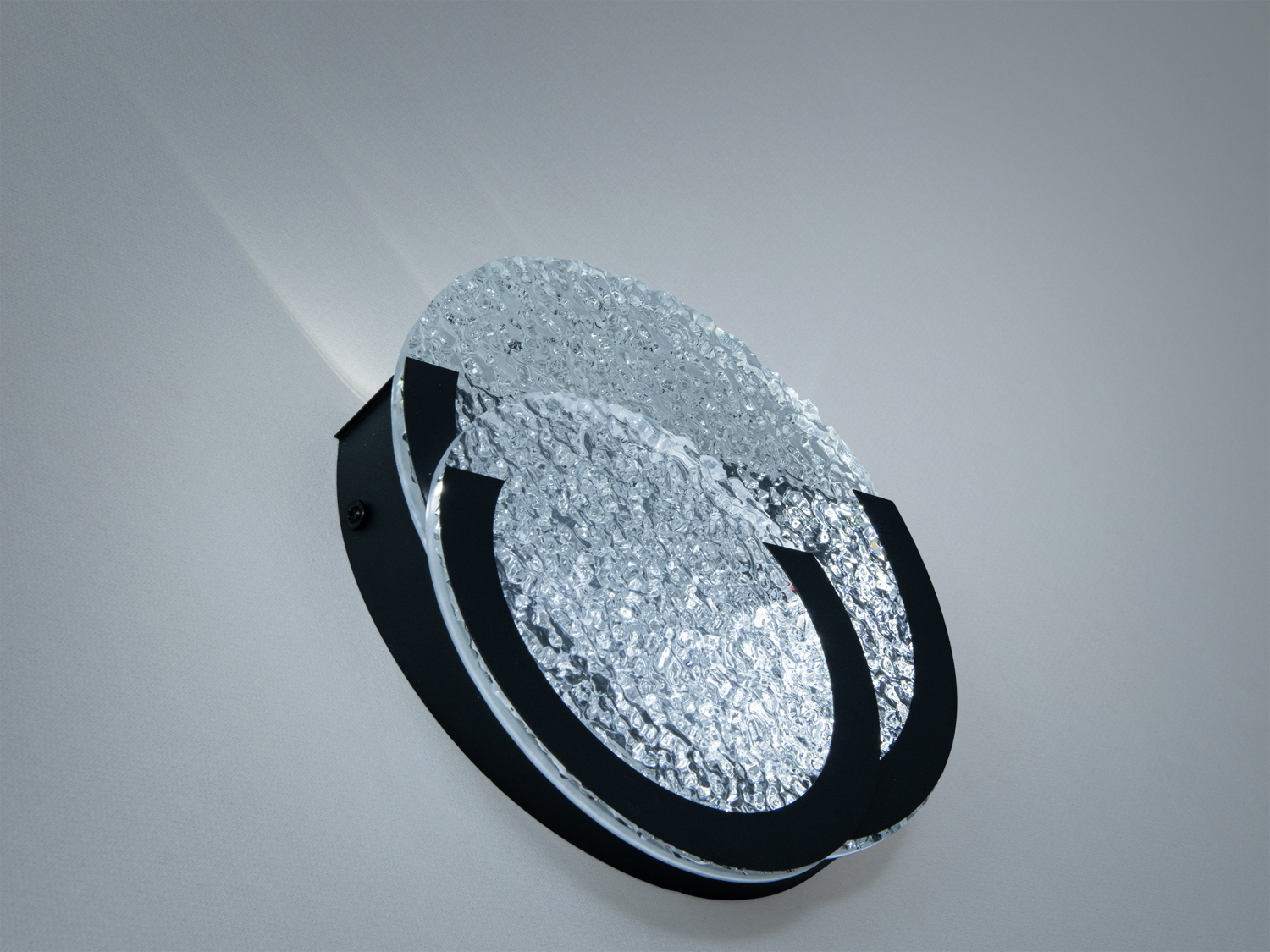 Настінне бра з круглим дизайном і матовим склом, що підходить для спальні. Встановлюється на стіну.