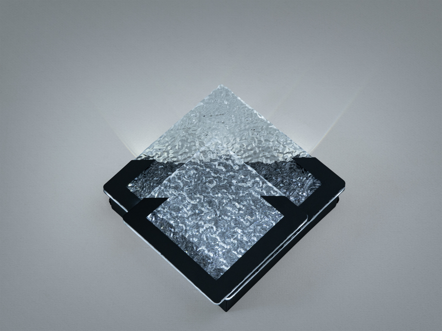 Світильник для стіни з матового акрилу, ромбовидна форма, чорна металева основа. Ідеальний для створення м′якого освітлення в сучасних просторах.