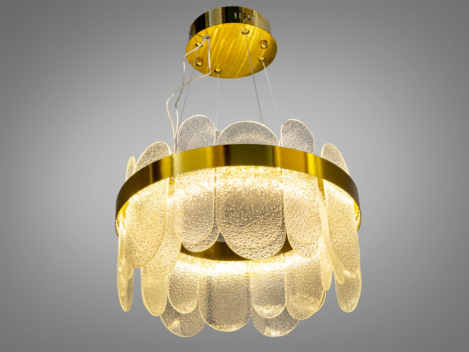 Люстра з текстурованими скляними панелями, що створюють м′яке розсіяне світло, підвішена на тонких дротах, ідеальна для вітальні.