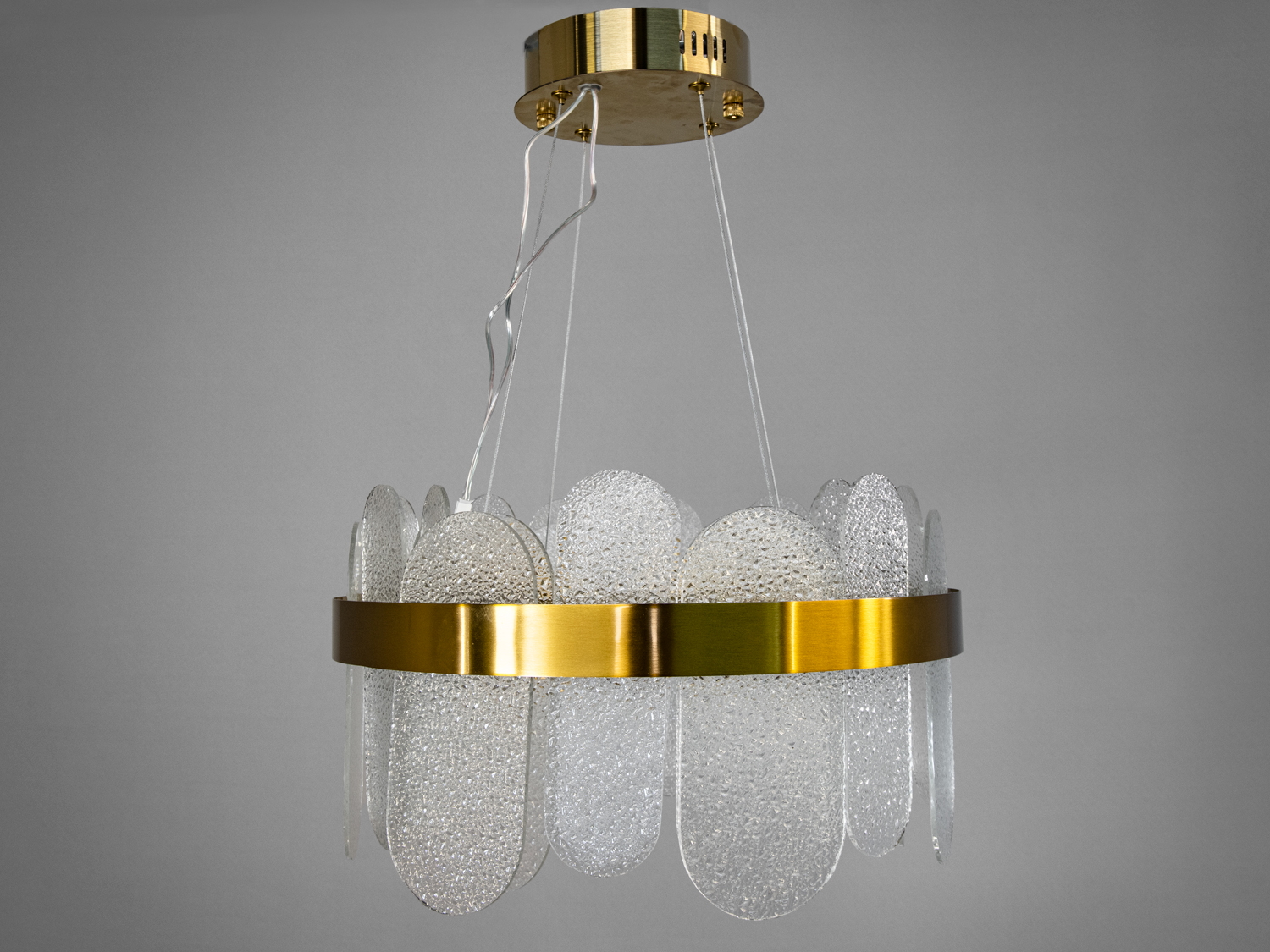 Стильна люстра з матовими скляними вставками та золотистим обрамленням, підходить для монтажу в просторих приміщеннях.