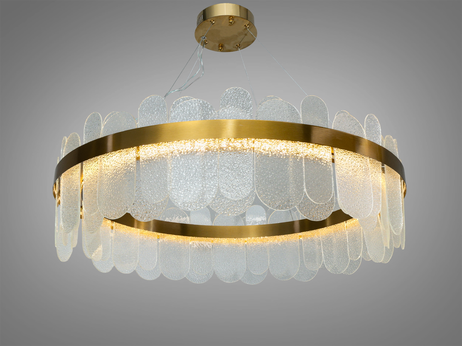 Елегантна люстра з прозорими кришталевими панелями та золотистим обідком, створює м′яке освітлення.