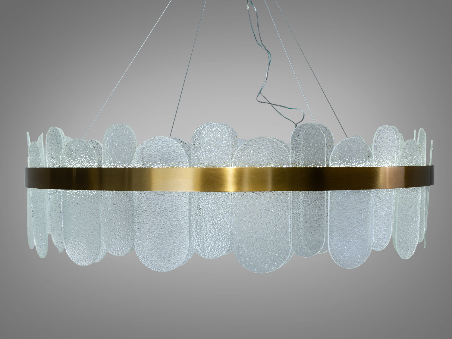 Люстра з текстурованого кришталю з металевим обідком, підвісна конструкція, ідеальна для вітальні.