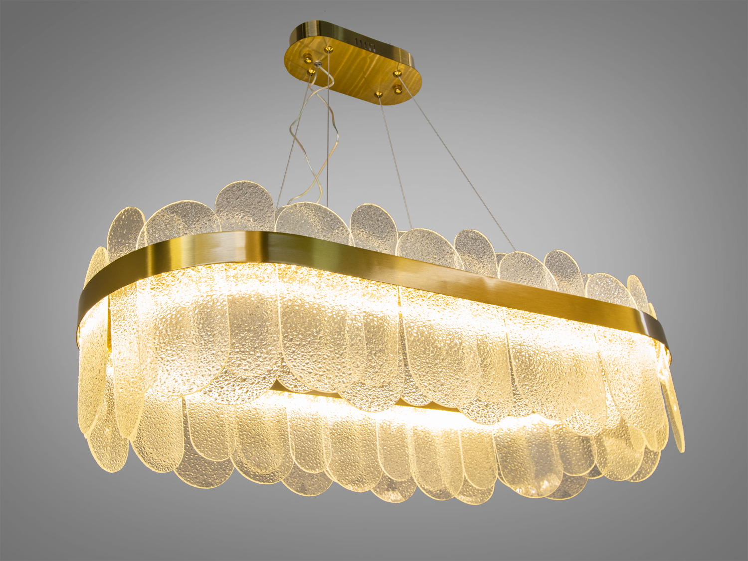 Стельовий світильник з текстурованого скла, що підвішується на металевих тросах. Ідеально підходить для сучасного інтер′єру.