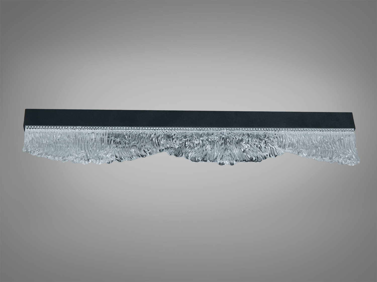 Декоративний світильник з рельєфним склом у чорному корпусі, що підходить для настінного монтажу. Відмінно підкреслить стильний інтер′єр.