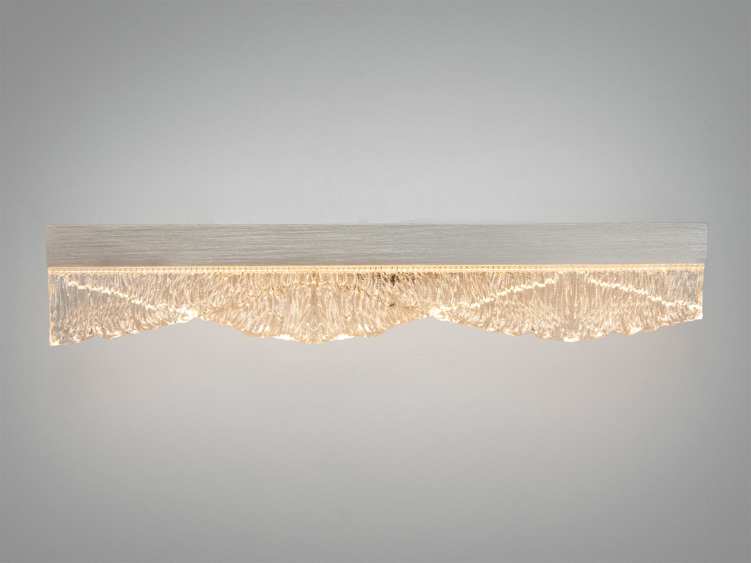 Світильник з теплим жовтим світлом, виготовлений з прозорого акрилу, має хвилястий край, монтується на стіну.
