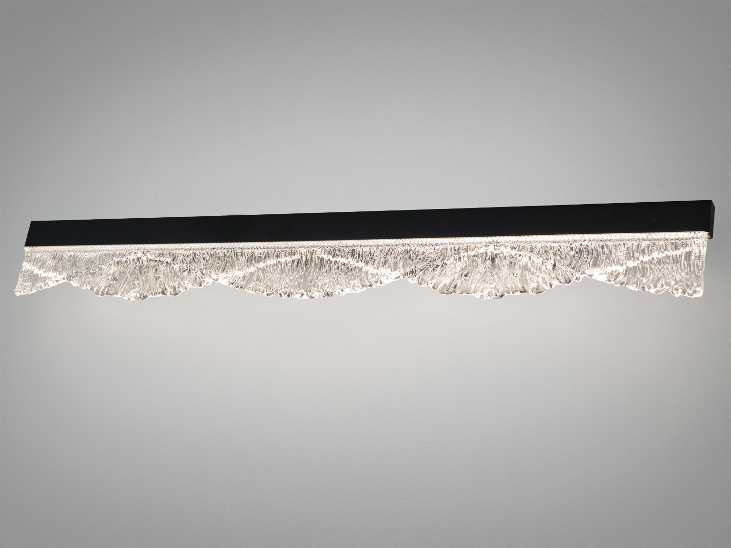 Лінійний світильник з прозорим акриловим елементом, що нагадує хвилі. Ідеально підходить для сучасних інтер′єрів.
