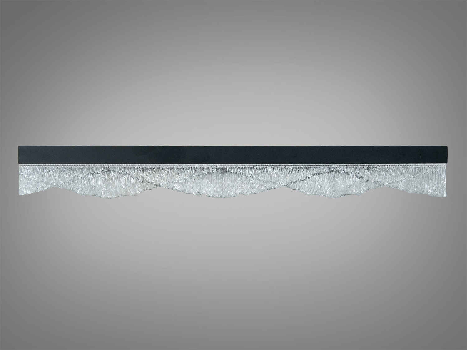 Декоративний світильник з чорним корпусом і текстурованим акрилом, що додає елегантності. Підходить для настінного монтажу.