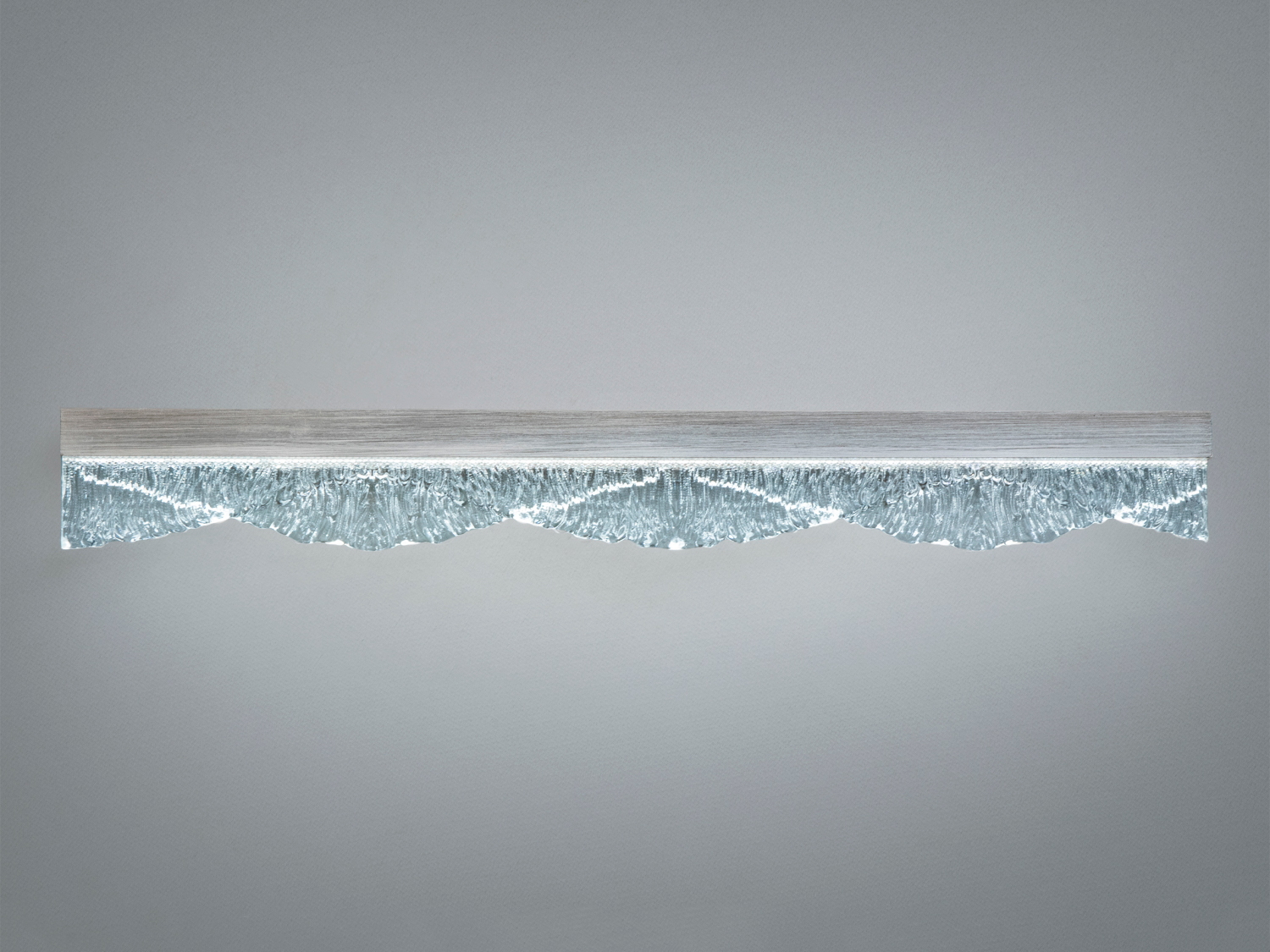 Світильник з холодним білим світлом, виконаний з гофрованого акрилу. Ідеально підходить для офісних приміщень або мінімалістичних просторів.