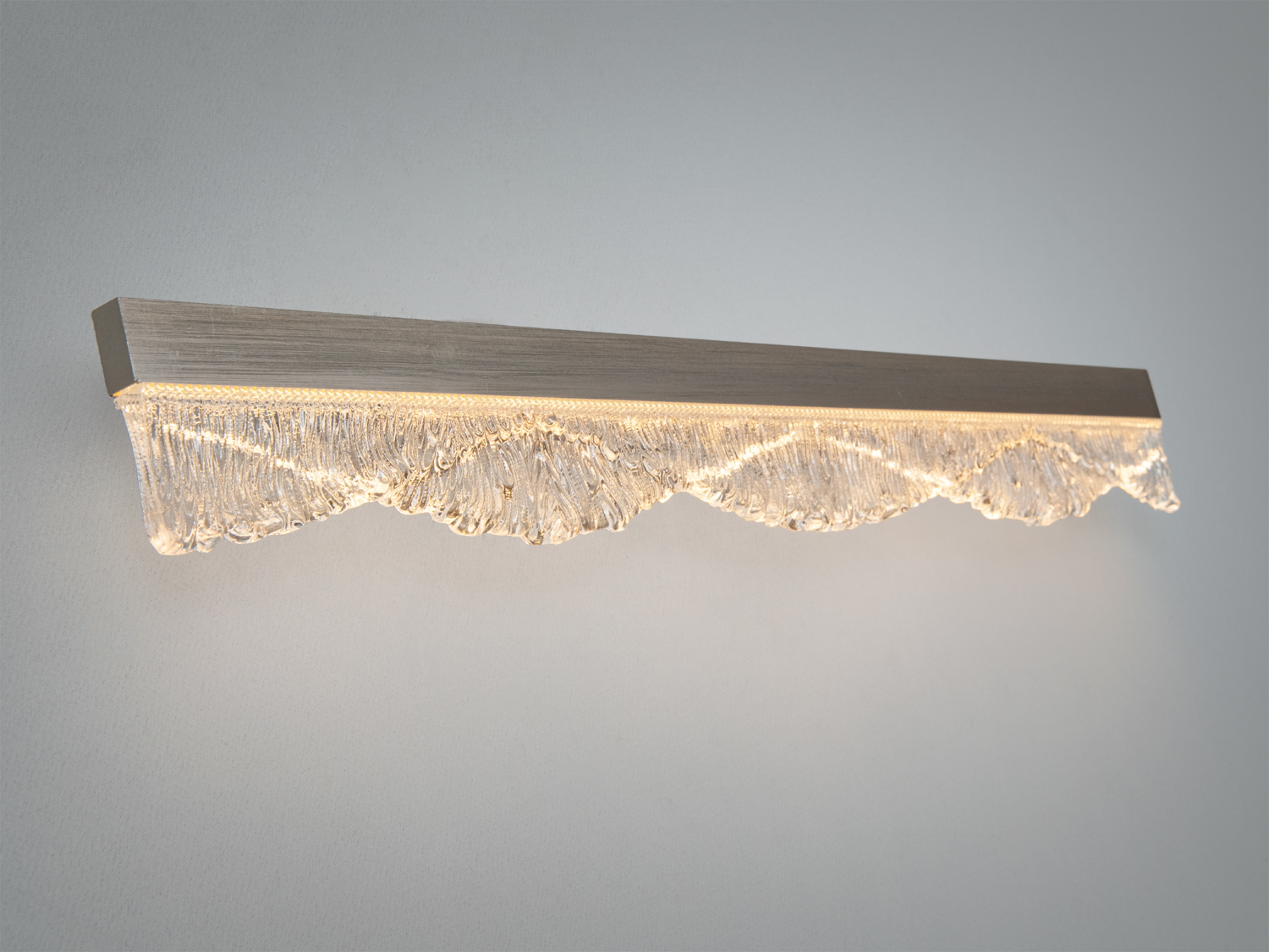 Настінний світильник з LED підсвіткою, виготовлений з матового металу і акрилу. Використовується для акцентного освітлення в житлових приміщеннях.