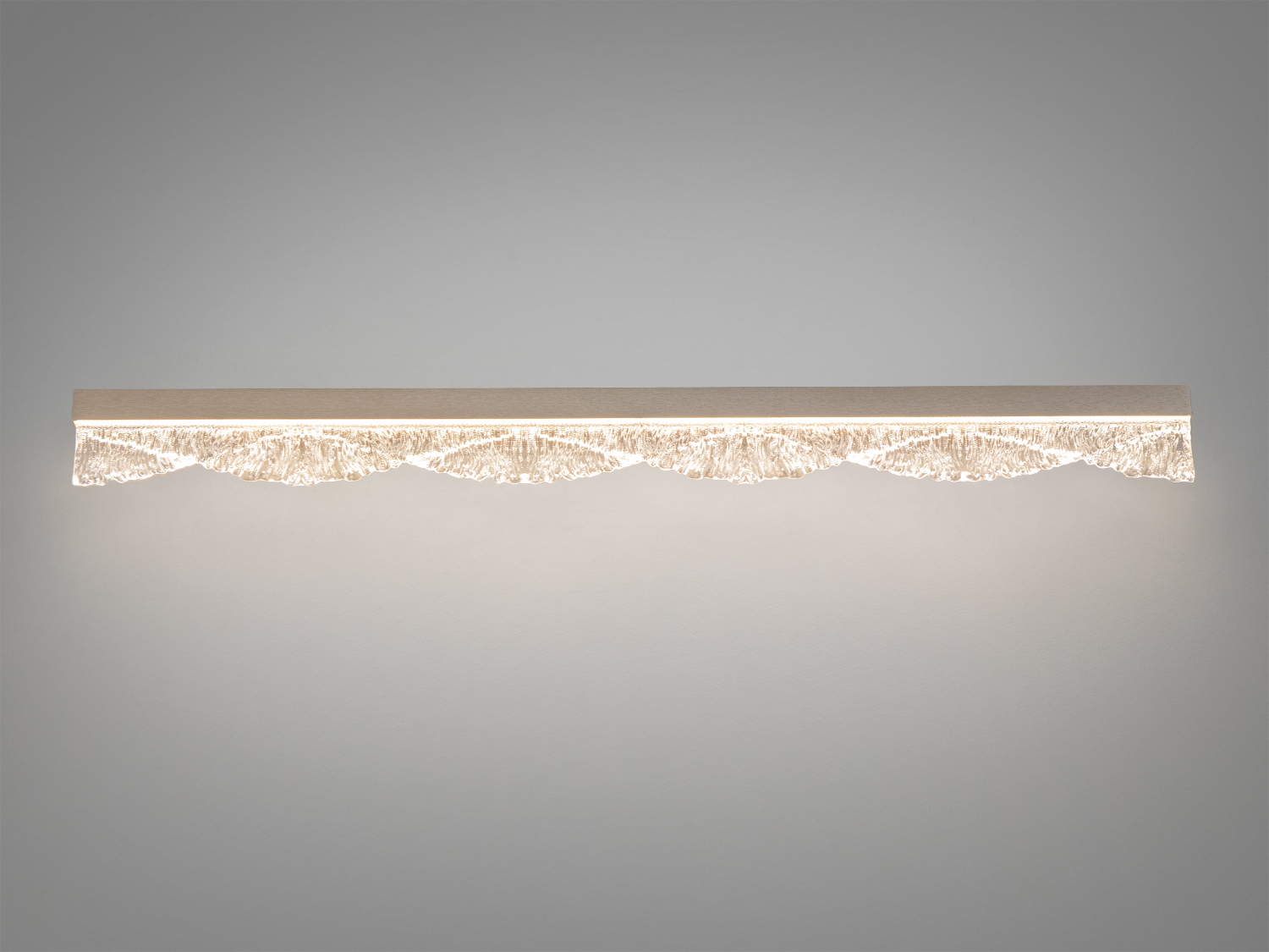 Настінний світильник з текстурованого акрилу, випромінює тепле світло, підходить для вітальні. Відмінно доповнює мінімалістичний дизайн.