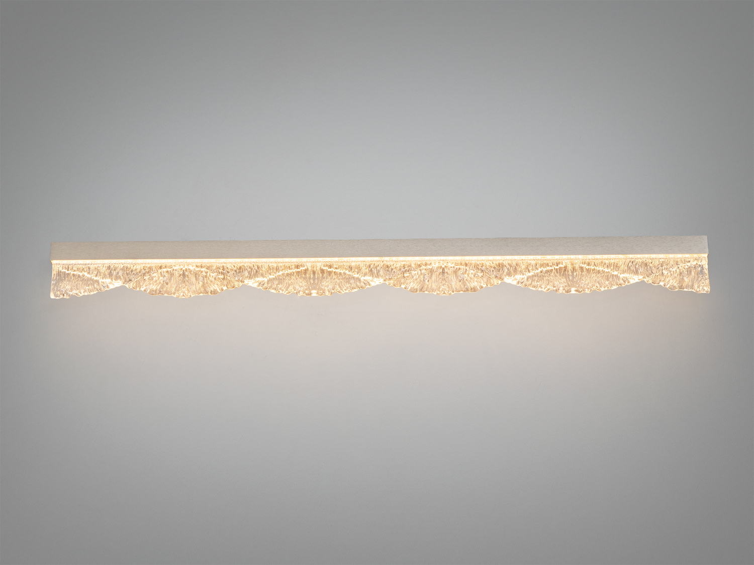 Декоративний світильник з хвилястим акрилу, забезпечує м′яке освітлення, ідеальний для спальні. Підходить для сучасного інтер′єру.