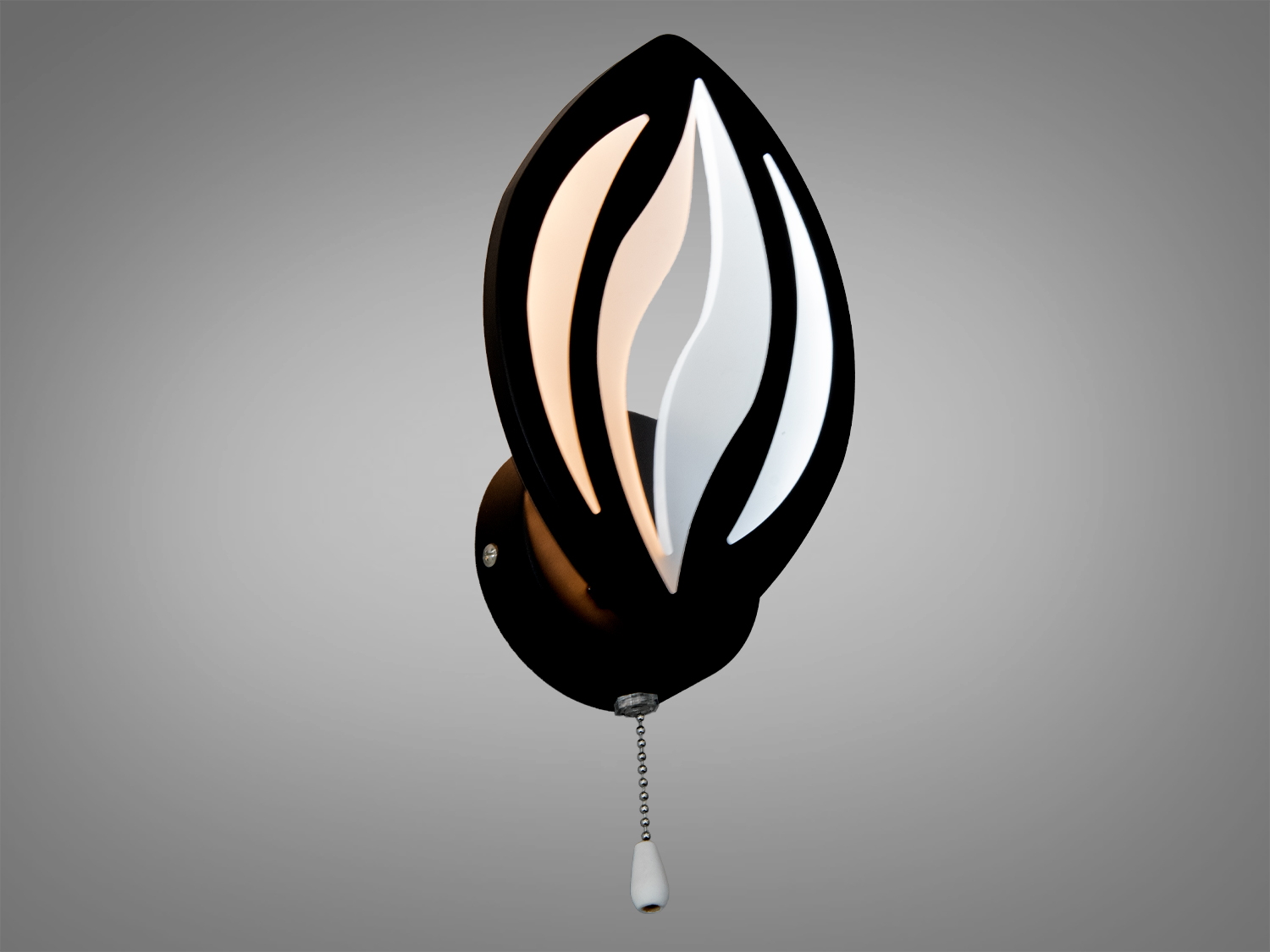 Настінний світильник у формі листка з чорним корпусом. Має ланцюжок для зручного ввімкнення. Ідеальний для мінімалістичних просторів.