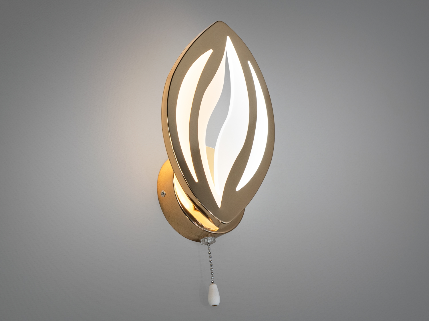 Настінний світильник із витонченим дизайном у формі листка, зручний вимикач на ланцюжку. Підходить для спальні або коридору.