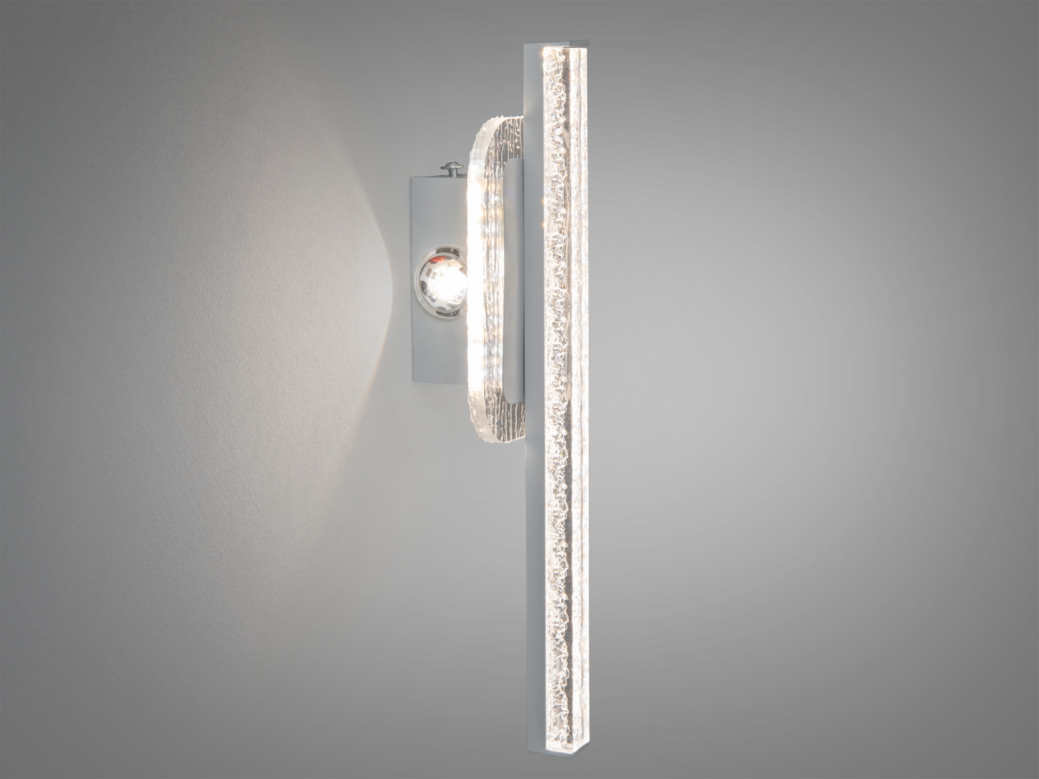 Світильник на стіну з металевою основою та світлодіодною панеллю, що створює м′яке освітлення для затишних просторів.