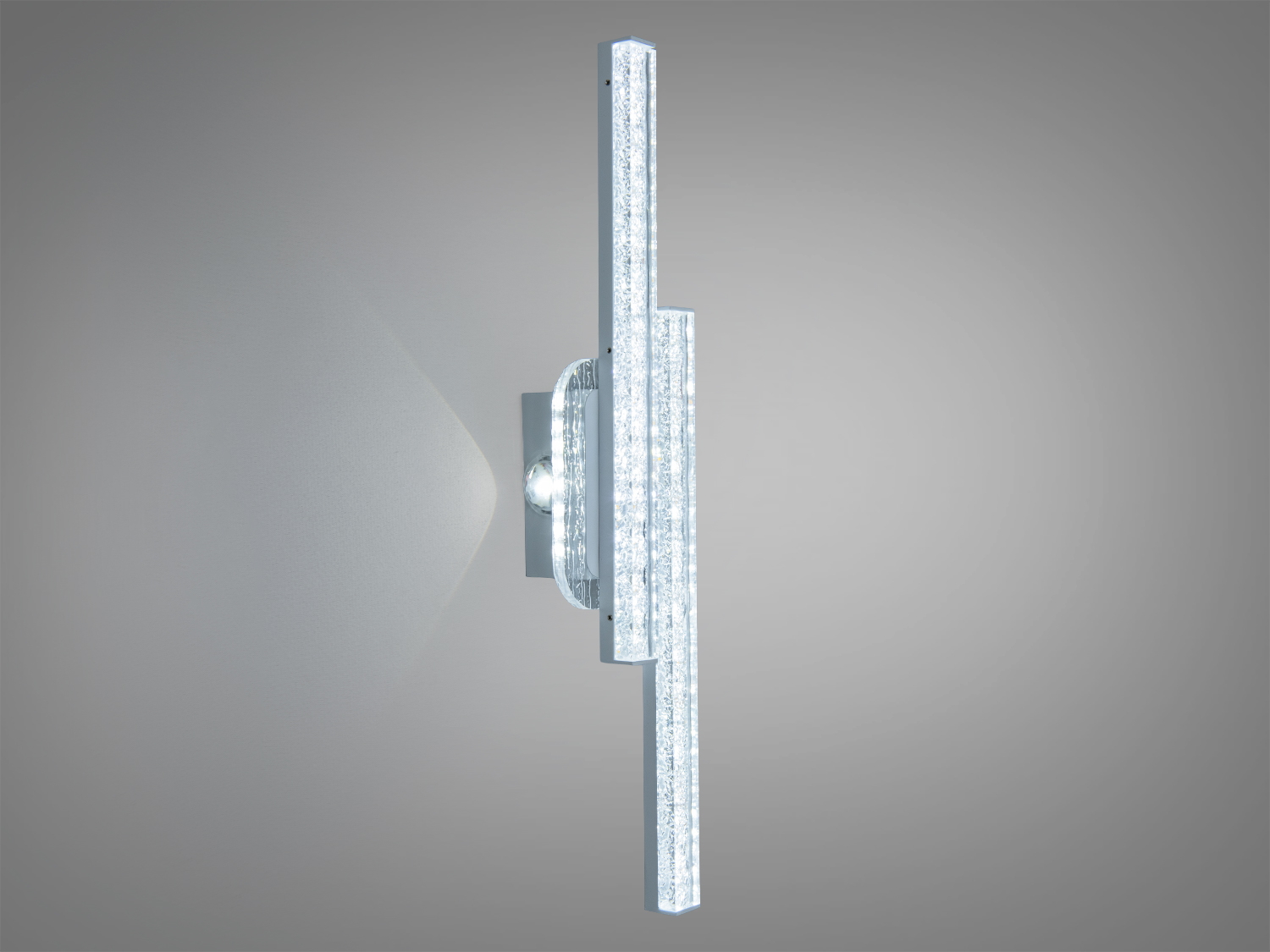 Вертикальний світильник з хромованим кріпленням, ідеально підходить для сучасних інтер′єрів.