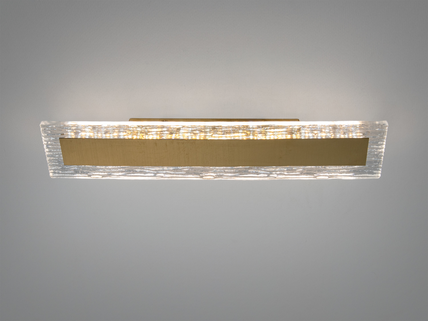 Світильник з прямокутним скляним абажуром, що надає м′яке світло. Призначений для настінного монтажу у сучасних інтер′єрах.